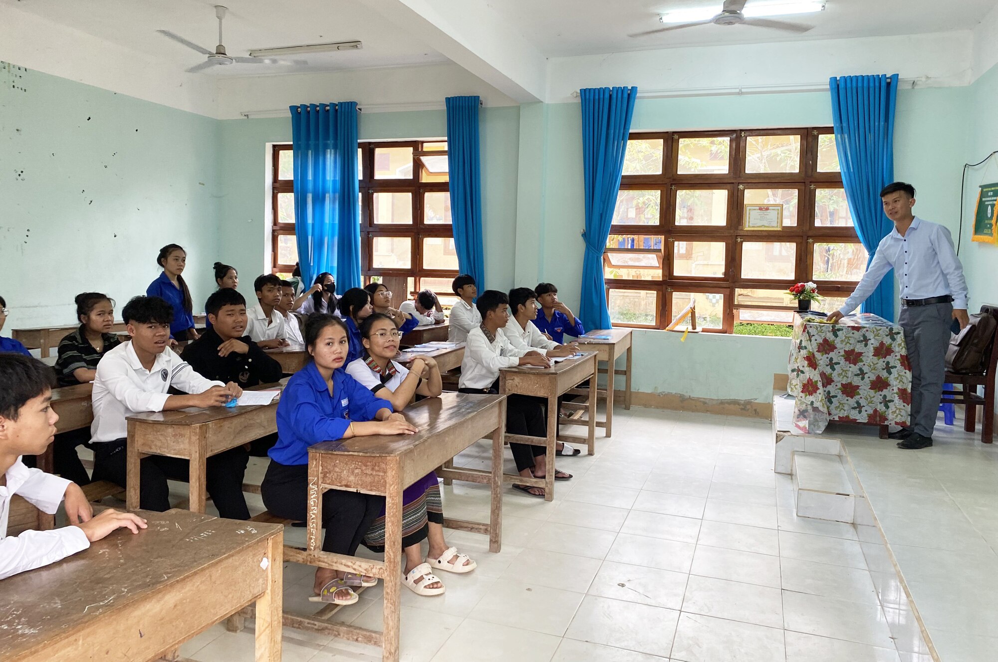 Từ năm 2020 đến nay, học sinh Trường THPT Võ Chí Công phải học nhờ ở trường khác - Ảnh: LÊ TRUNG