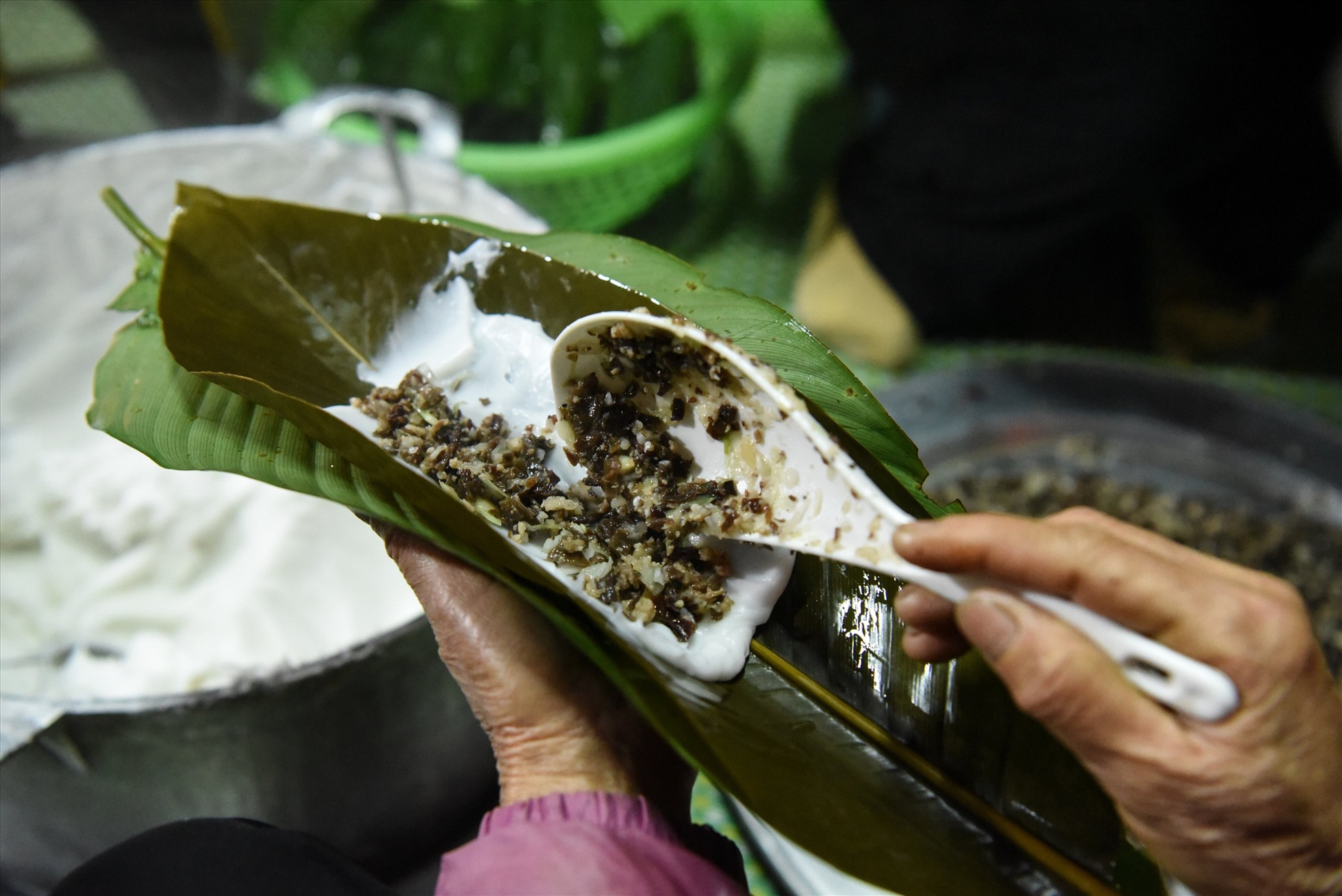 Một làng cổ ở Bắc Ninh, dân làm thứ bánh hễ luộc trong nhà là thiên hạ ngoài ngõ thấy thơm, đó là bánh gì?- Ảnh 5. Một làng cổ ở Bắc Ninh, dân làm thứ bánh hễ luộc trong nhà là thiên hạ ngoài ngõ thấy thơm, đó là bánh gì?- Ảnh 5.