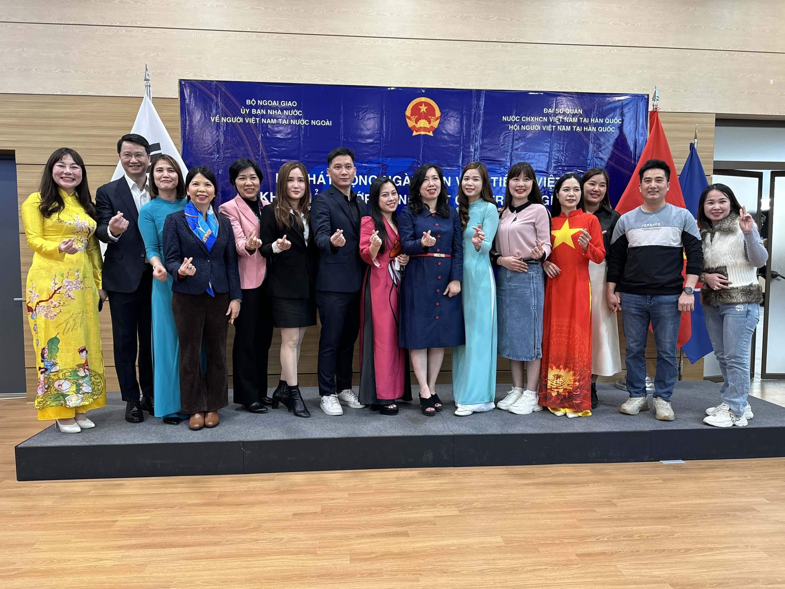 Thứ trưởng Lê Thị Thu Hằng khai trương Văn phòng Hội người Việt Nam tại Jeonbuk- Ảnh 4. Thứ trưởng Lê Thị Thu Hằng khai trương Văn phòng Hội người Việt Nam tại Jeonbuk- Ảnh 4.