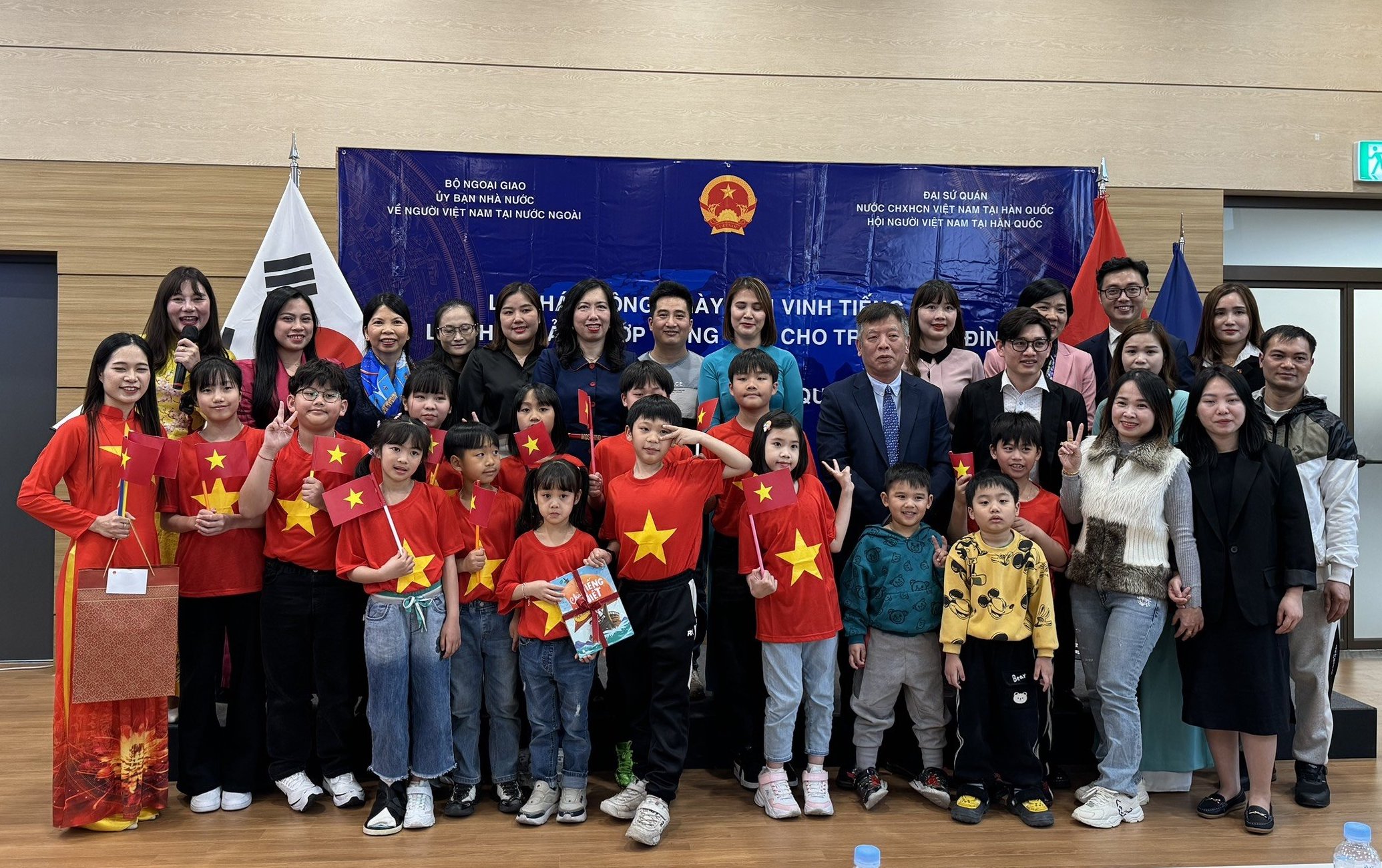 Thứ trưởng Lê Thị Thu Hằng khai trương Văn phòng Hội người Việt Nam tại Jeonbuk- Ảnh 3. Thứ trưởng Lê Thị Thu Hằng khai trương Văn phòng Hội người Việt Nam tại Jeonbuk- Ảnh 3.