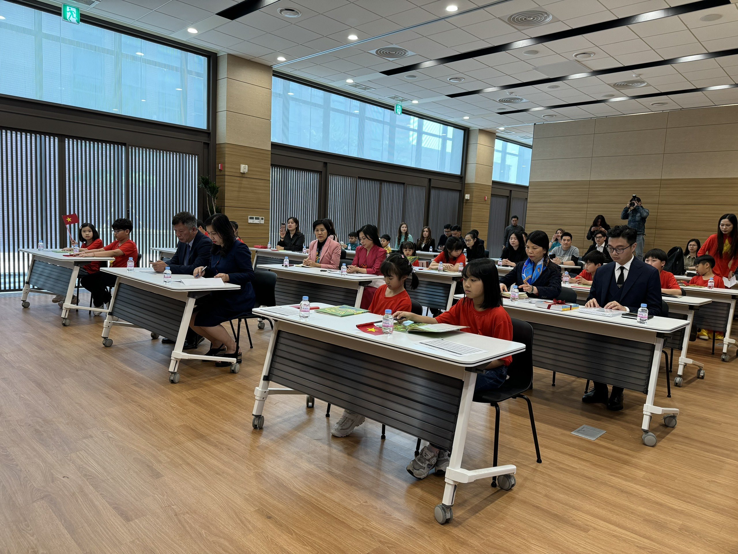 Thứ trưởng Lê Thị Thu Hằng khai trương Văn phòng Hội người Việt Nam tại Jeonbuk- Ảnh 5. Thứ trưởng Lê Thị Thu Hằng khai trương Văn phòng Hội người Việt Nam tại Jeonbuk- Ảnh 5.