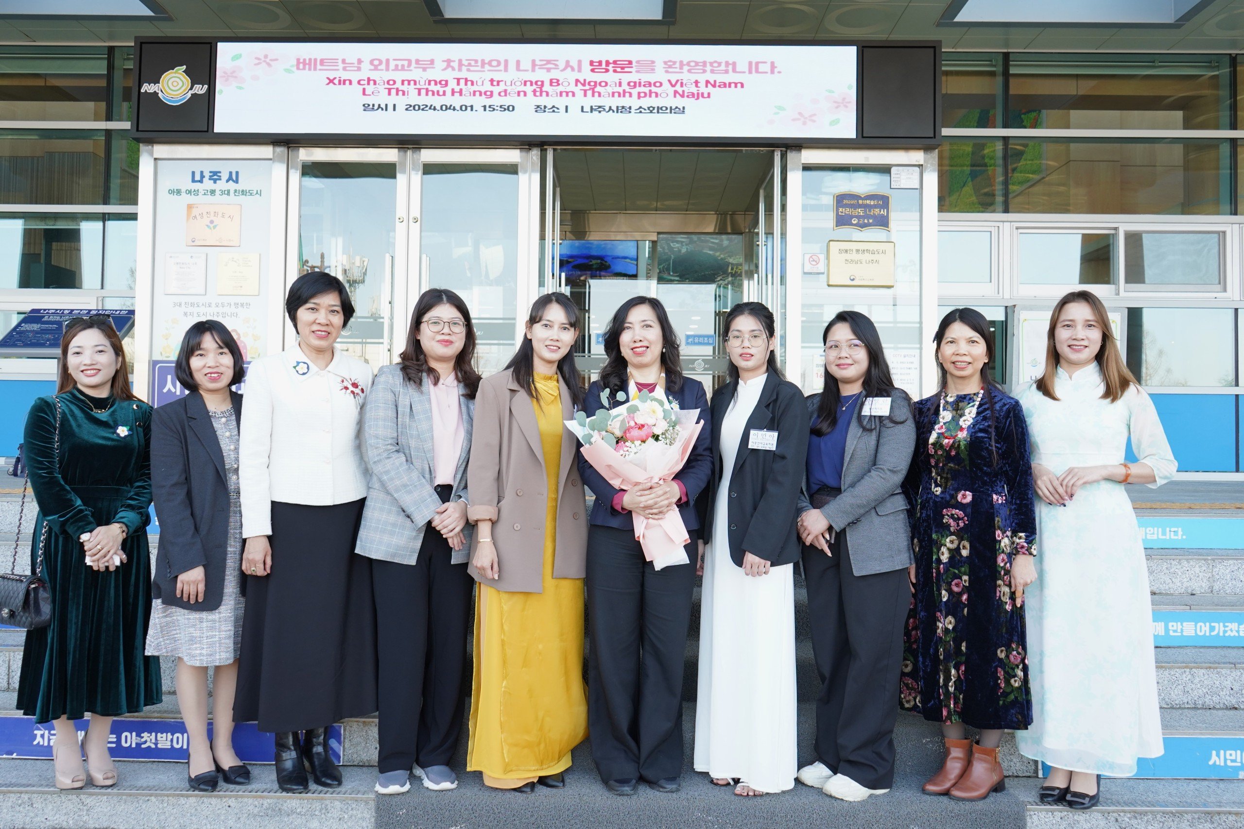 Thứ trưởng Lê Thị Thu Hằng khai trương Văn phòng Hội người Việt Nam tại Jeonbuk- Ảnh 6. Thứ trưởng Lê Thị Thu Hằng khai trương Văn phòng Hội người Việt Nam tại Jeonbuk- Ảnh 6.