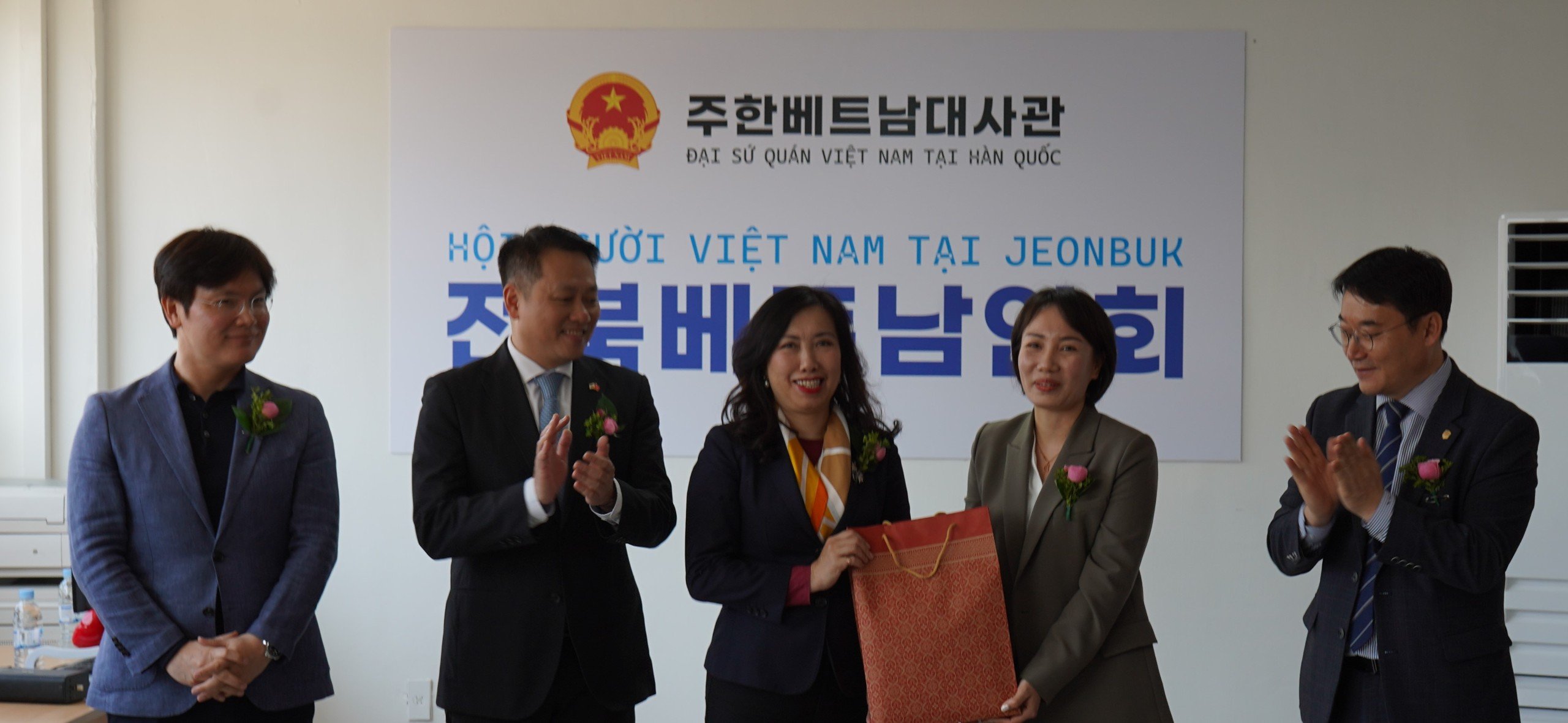 Thứ trưởng Lê Thị Thu Hằng khai trương Văn phòng Hội người Việt Nam tại Jeonbuk- Ảnh 11. Thứ trưởng Lê Thị Thu Hằng khai trương Văn phòng Hội người Việt Nam tại Jeonbuk- Ảnh 11.