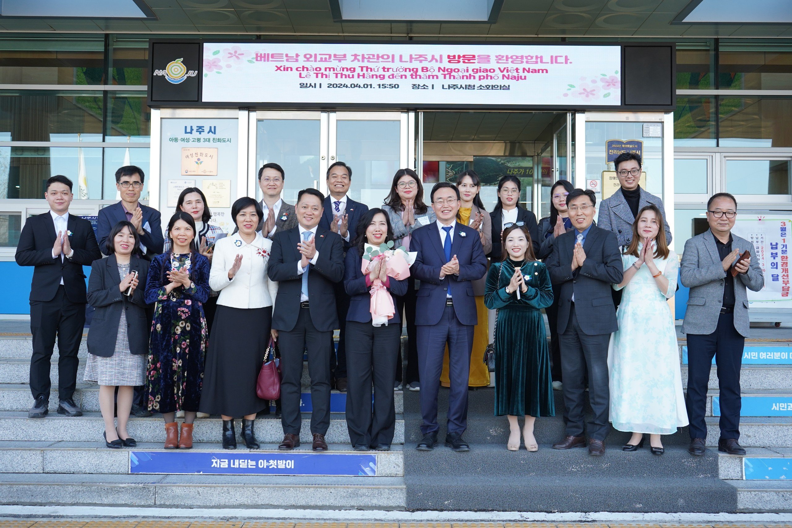 Thứ trưởng Lê Thị Thu Hằng khai trương Văn phòng Hội người Việt Nam tại Jeonbuk- Ảnh 10. Thứ trưởng Lê Thị Thu Hằng khai trương Văn phòng Hội người Việt Nam tại Jeonbuk- Ảnh 10.