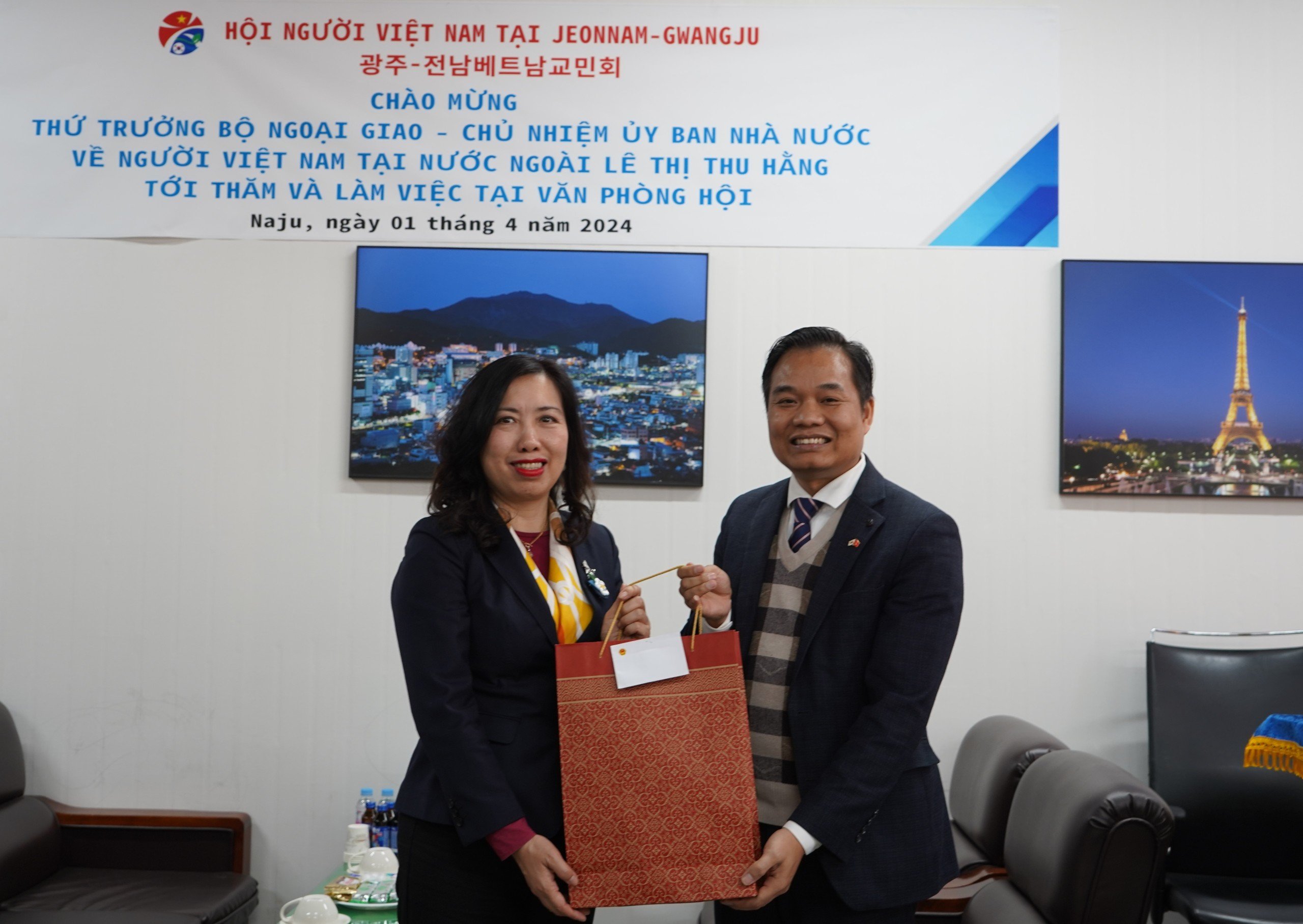 Thứ trưởng Lê Thị Thu Hằng khai trương Văn phòng Hội người Việt Nam tại Jeonbuk- Ảnh 13. Thứ trưởng Lê Thị Thu Hằng khai trương Văn phòng Hội người Việt Nam tại Jeonbuk- Ảnh 13.