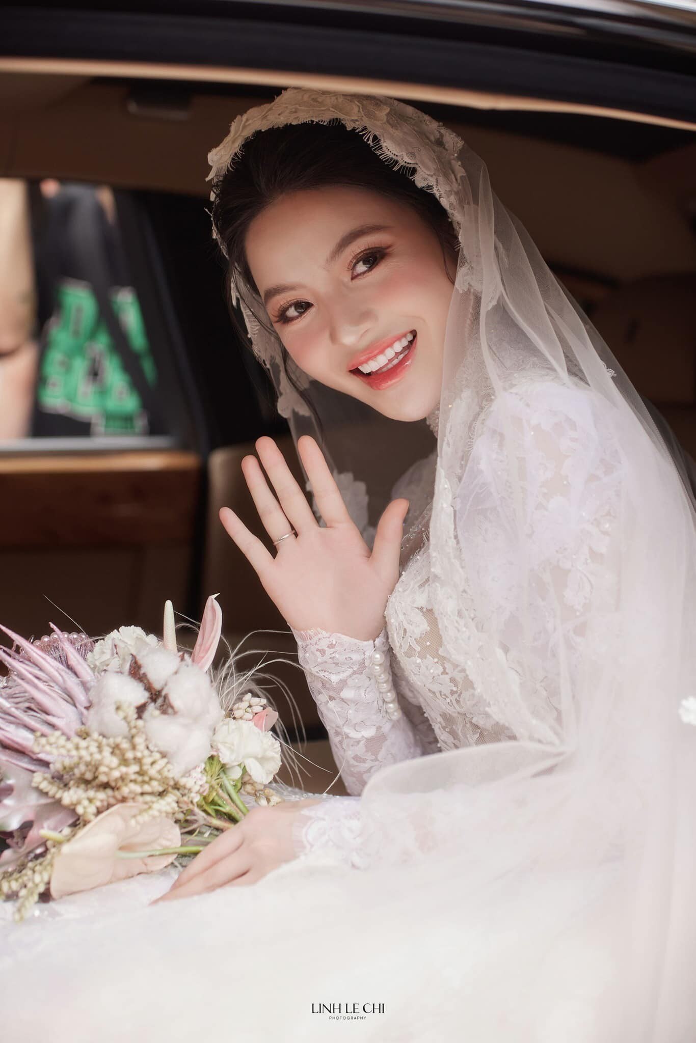 Chu Thanh Huyền thay 4 mẫu váy cúp ngực trong ngày cưới Quang Hải ảnh 2