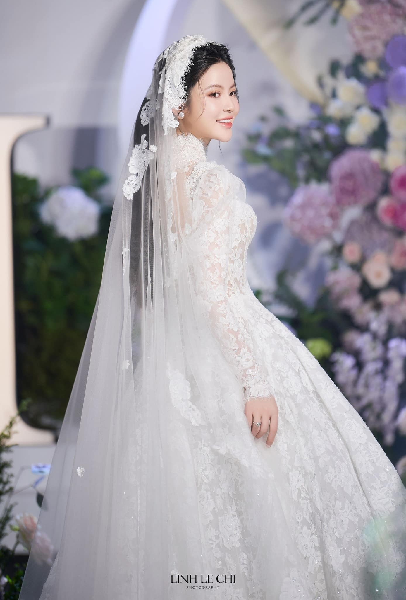 Chu Thanh Huyền thay 4 mẫu váy cúp ngực trong ngày cưới Quang Hải ảnh 7