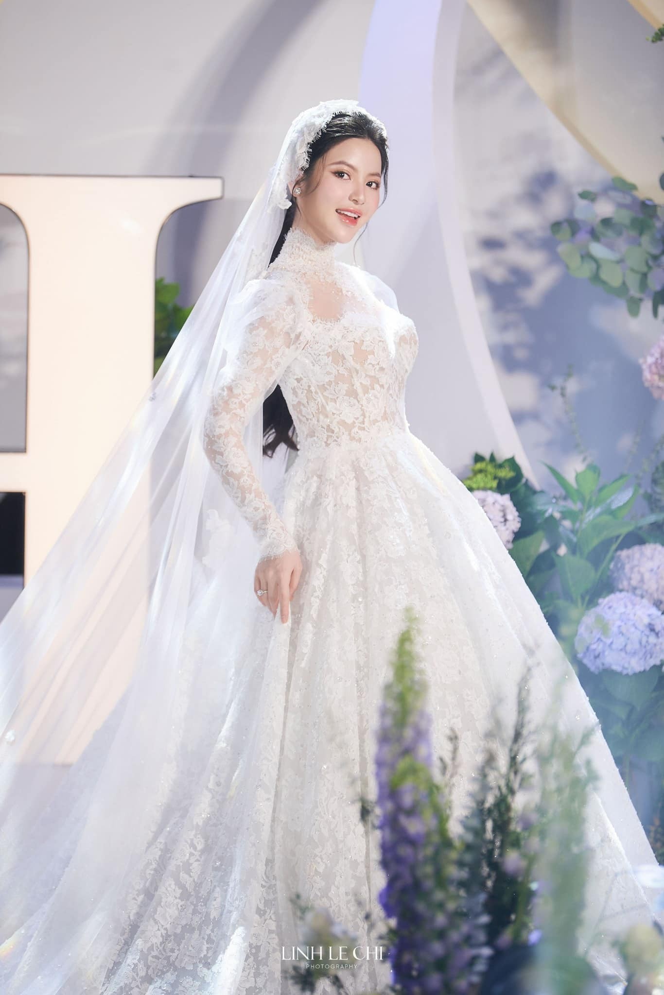 Chu Thanh Huyền thay 4 mẫu váy cúp ngực trong ngày cưới Quang Hải ảnh 9