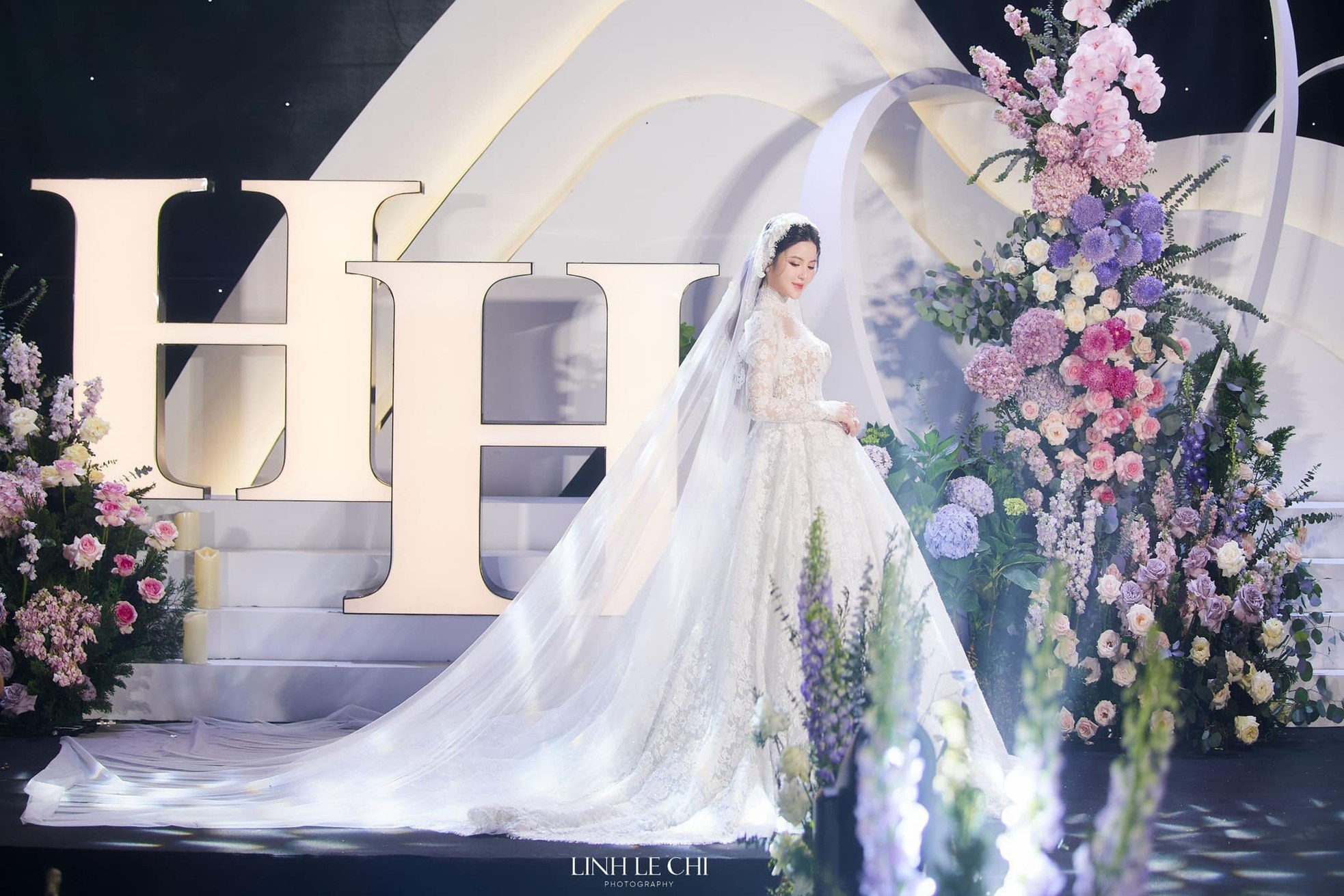 Chu Thanh Huyền thay 4 mẫu váy cúp ngực trong ngày cưới Quang Hải ảnh 10