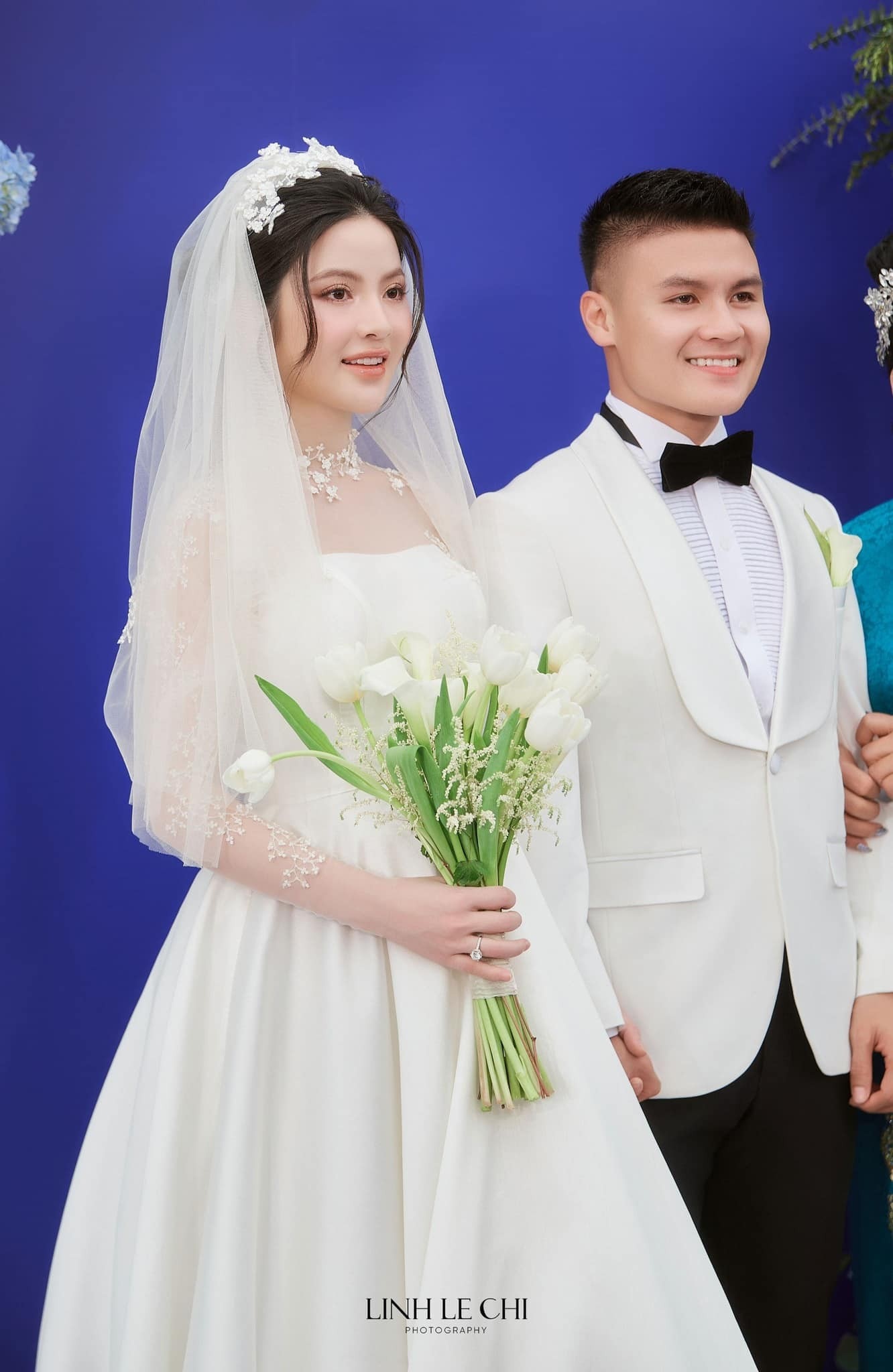 Chu Thanh Huyền thay 4 mẫu váy cúp ngực trong ngày cưới Quang Hải ảnh 12