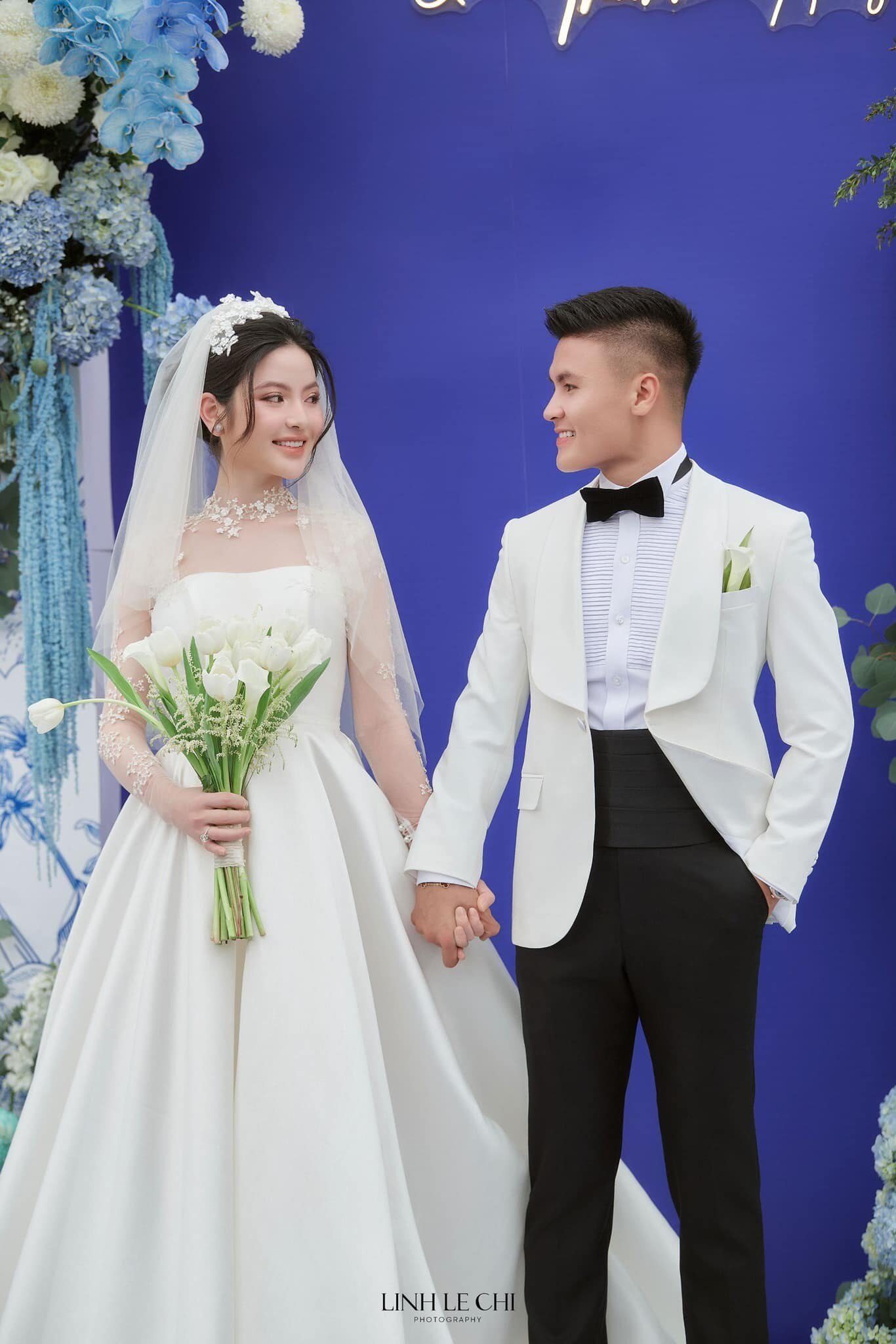 Chu Thanh Huyền thay 4 mẫu váy cúp ngực trong ngày cưới Quang Hải ảnh 11