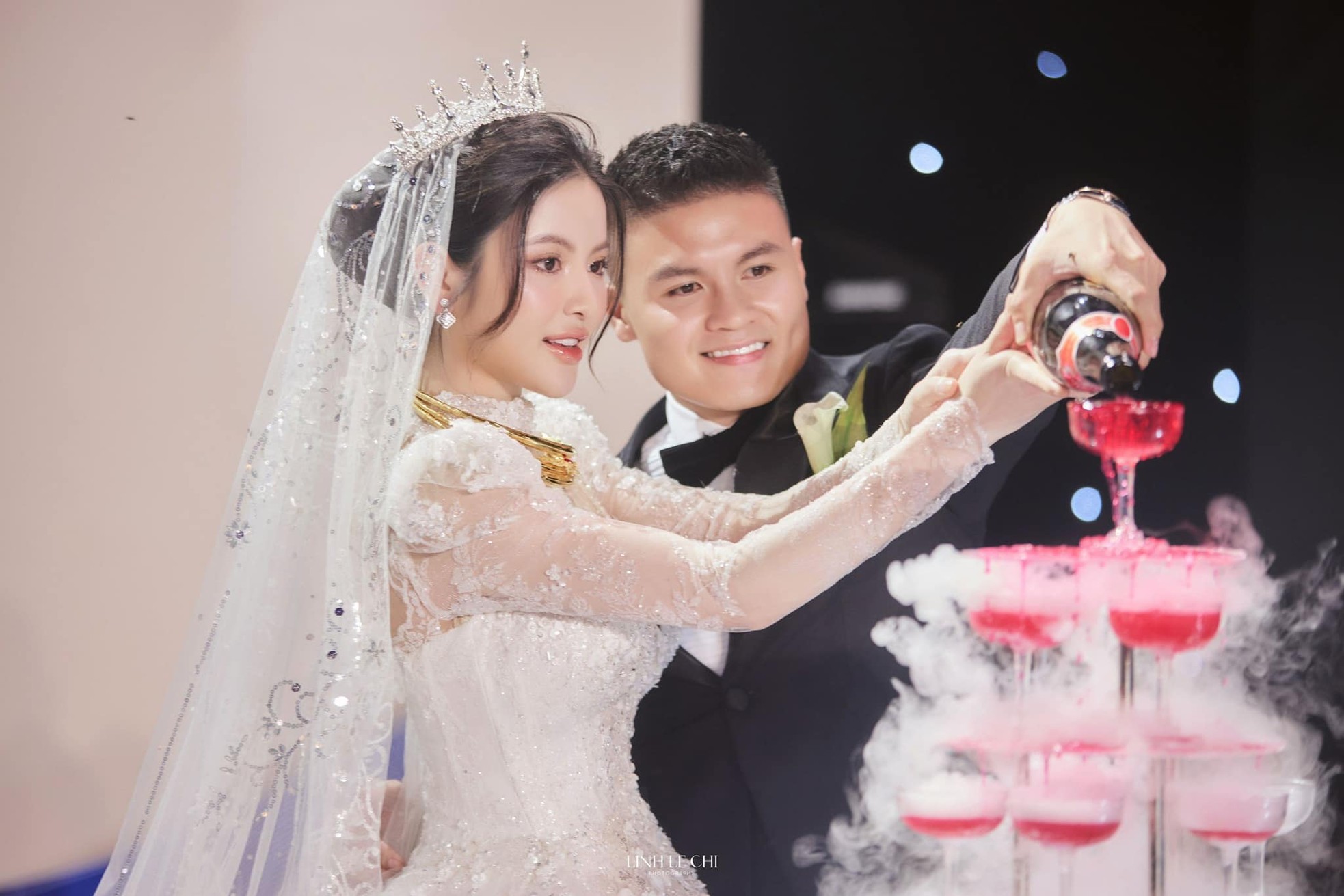 Chu Thanh Huyền thay 4 mẫu váy cúp ngực trong ngày cưới Quang Hải ảnh 13
