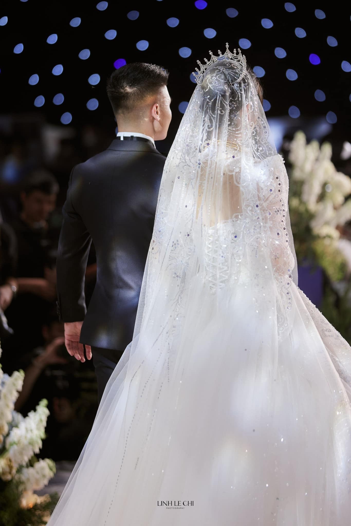 Chu Thanh Huyền thay 4 mẫu váy cúp ngực trong ngày cưới Quang Hải ảnh 15