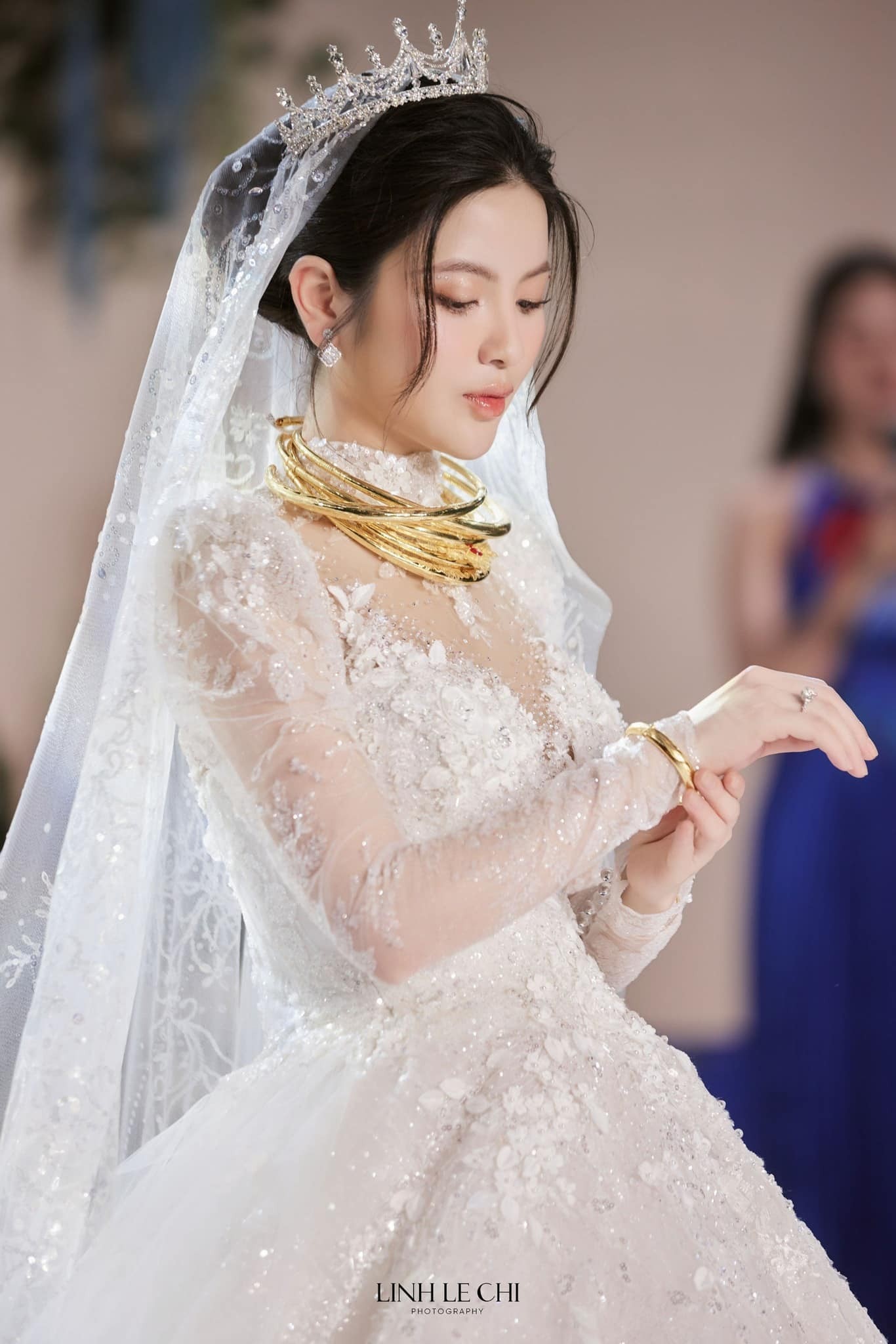 Chu Thanh Huyền thay 4 mẫu váy cúp ngực trong ngày cưới Quang Hải ảnh 16