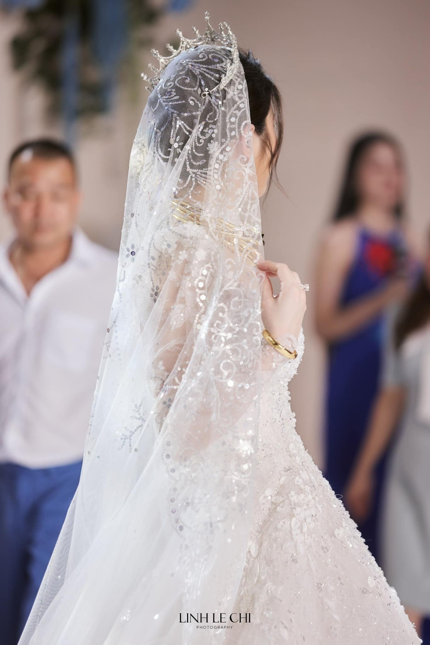 Chu Thanh Huyền thay 4 mẫu váy cúp ngực trong ngày cưới Quang Hải ảnh 17
