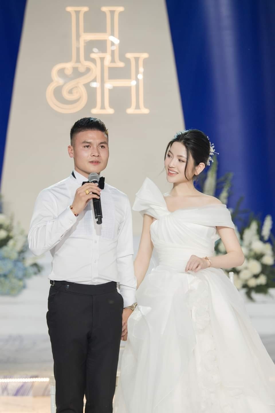 Chu Thanh Huyền thay 4 mẫu váy cúp ngực trong ngày cưới Quang Hải ảnh 19
