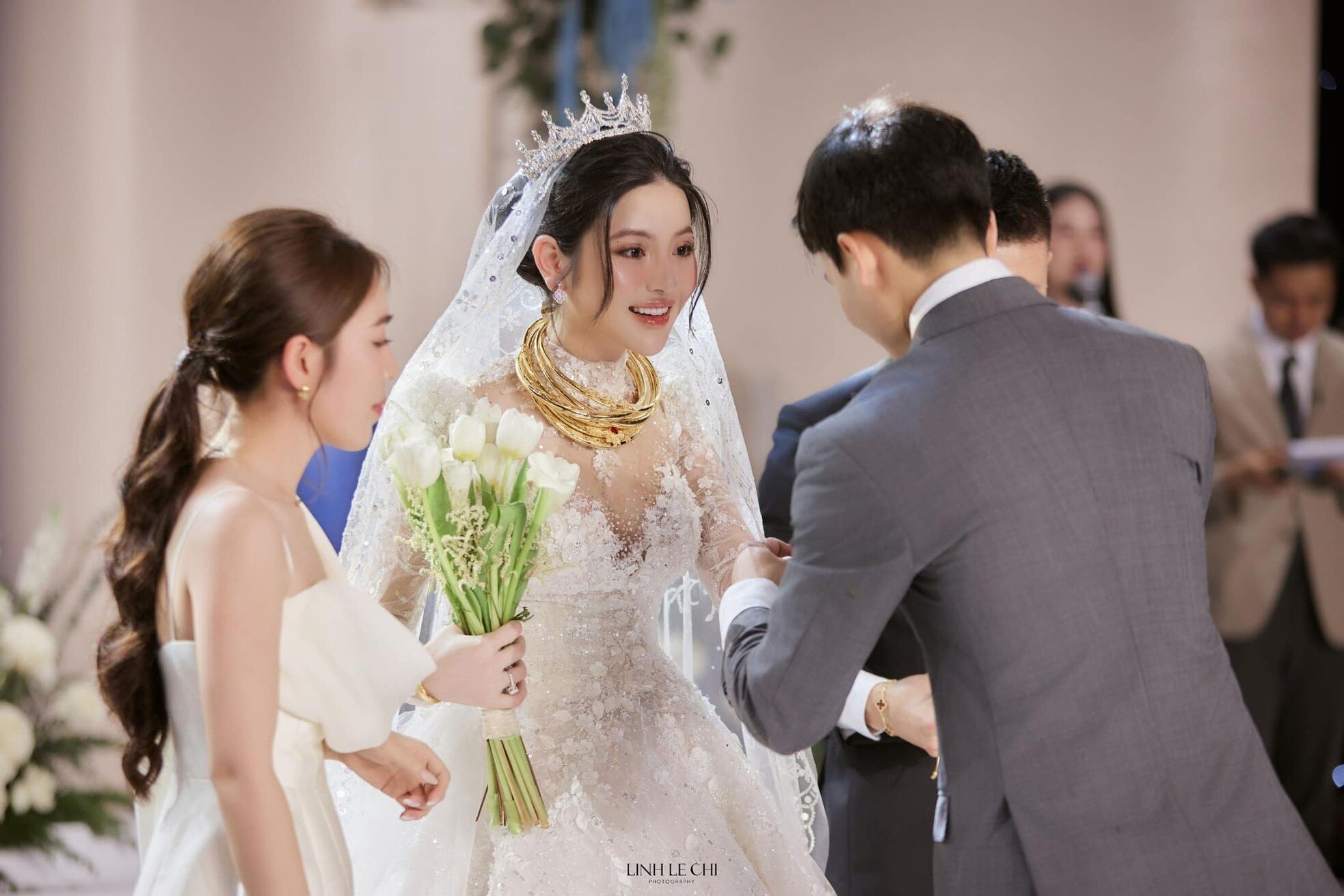 Chu Thanh Huyền thay 4 mẫu váy cúp ngực trong ngày cưới Quang Hải ảnh 18