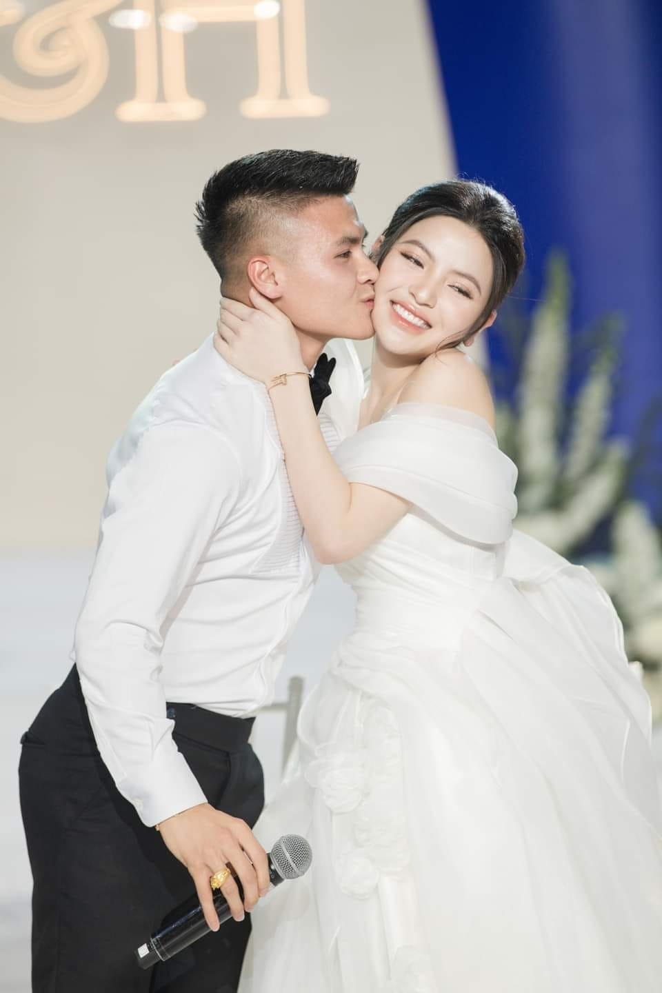 Chu Thanh Huyền thay 4 mẫu váy cúp ngực trong ngày cưới Quang Hải ảnh 20