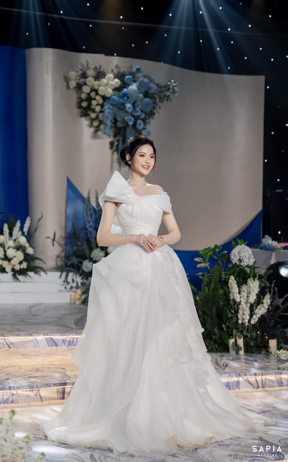 Chu Thanh Huyền thay 4 mẫu váy cúp ngực trong ngày cưới Quang Hải ảnh 21