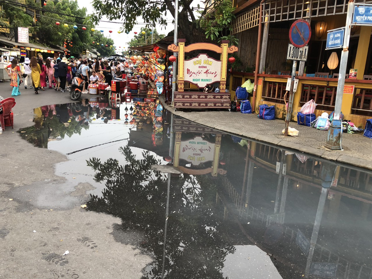 Khó tin cảnh khách lội bì bõm dưới vũng nước thải đen ngòm ở phố cổ Hội An- Ảnh 4. Nước thải đen ngòm ở phố đi bộ Hội An trong nhiều tuần qua - Ảnh: C.T.