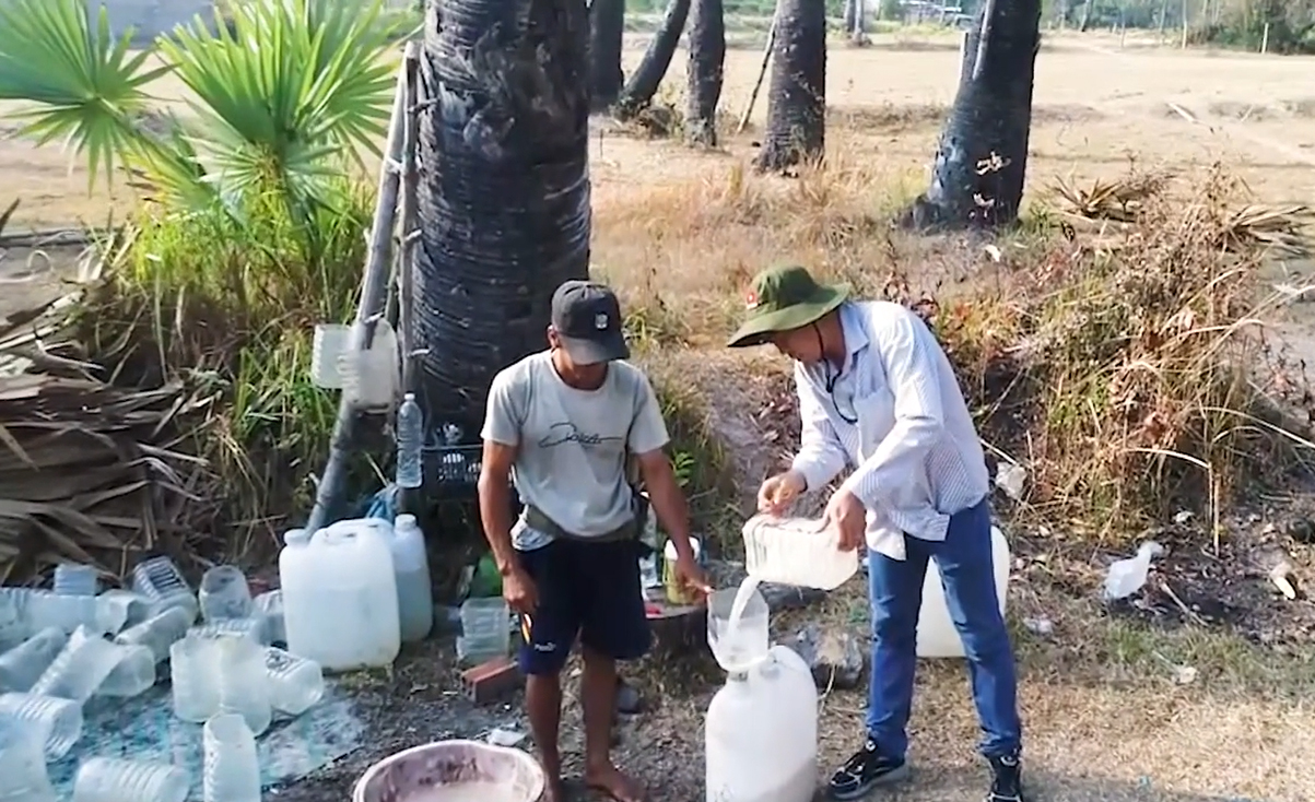 Nắng gắt khiến cây cỏ khô héo nhưng người dân An Giang lại vui ra mặt rủ nhau lấy mật làm loại đường Nắng gắt khiến cây cỏ khô héo nhưng người dân An Giang lại vui ra mặt rủ nhau lấy mật làm loại đường
