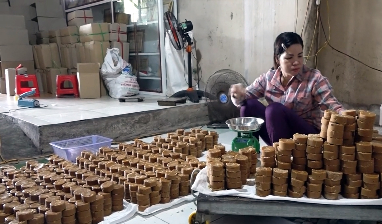 Nắng gắt khiến cây cỏ khô héo nhưng người dân An Giang lại vui ra mặt rủ nhau lấy mật làm loại đường Nắng gắt khiến cây cỏ khô héo nhưng người dân An Giang lại vui ra mặt rủ nhau lấy mật làm loại đường