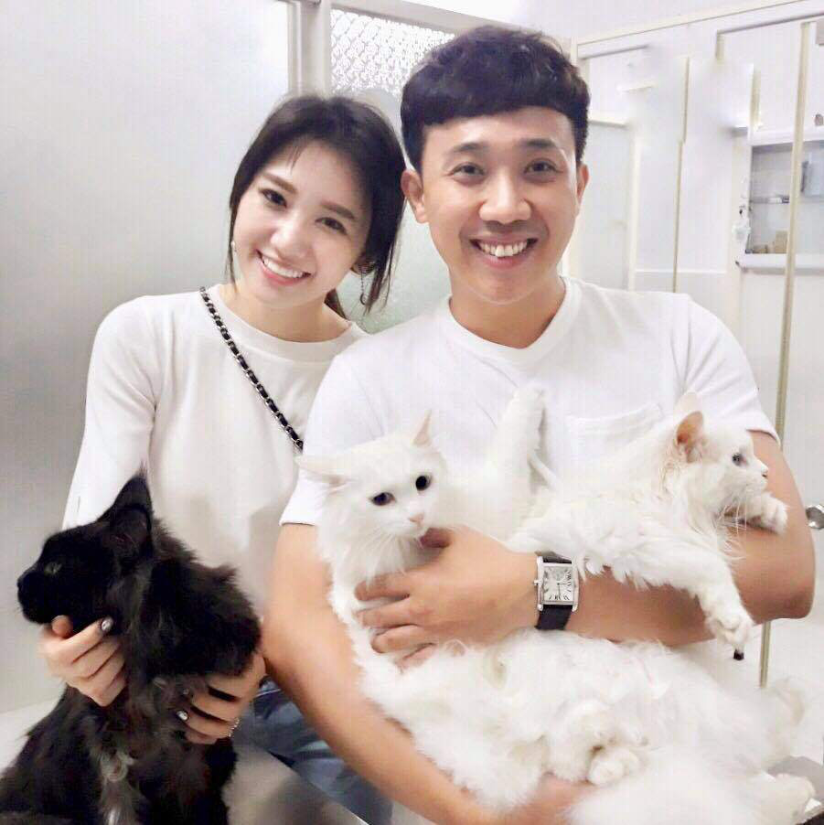 Trấn Thành - Ảnh: NVCC Trấn Thành và Hari Won trong một lần tạo dáng cùng những chú mèo đáng yêu - Ảnh: Facebook nhân vật