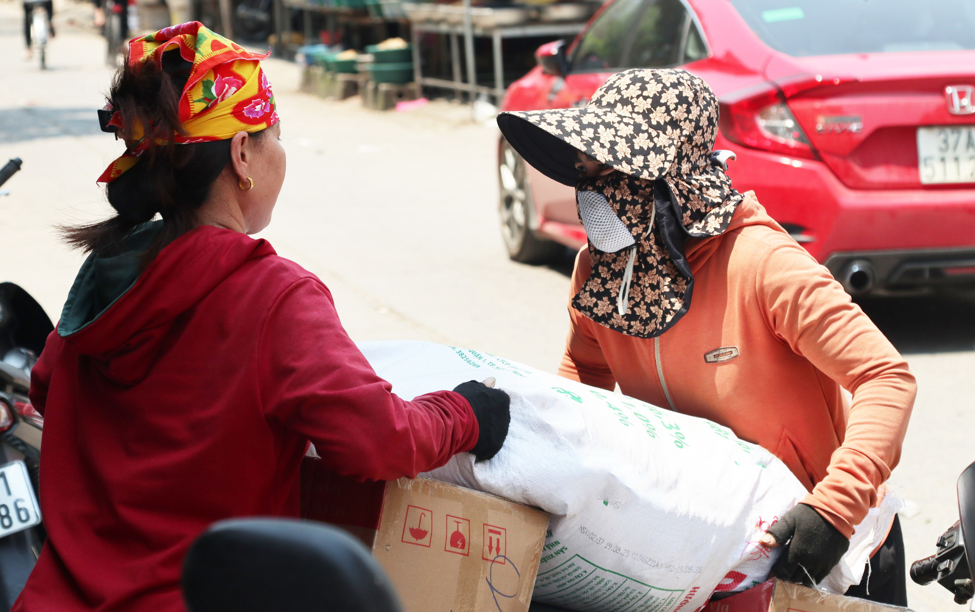 Người lao động ngoài nắng lưu ý giữ sức khỏe, tránh sốc nhiệt Người lao động ngoài nắng lưu ý giữ sức khỏe, tránh sốc nhiệt