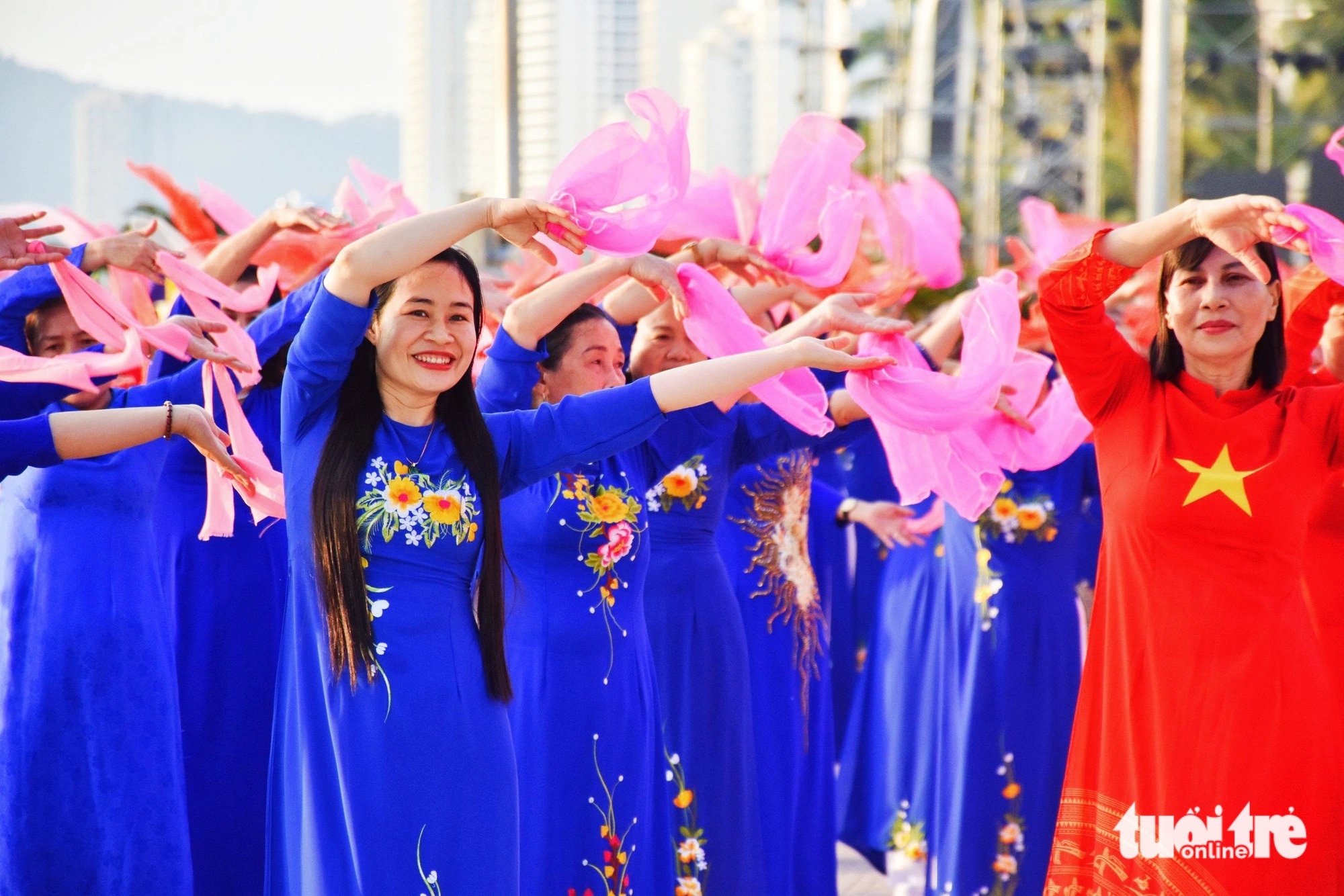 Phụ nữ Nha Trang thướt tha trong các trang phục áo dài biểu diễn các tiết mục - Ảnh: TRẦN HOÀI