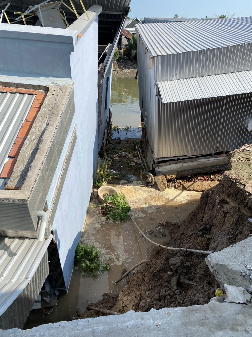 Sạt lở bờ sông ở Cần Thơ, nhiều căn nhà bị kéo tuột xuống sông, chính quyền cảnh báo khẩn- Ảnh 3. Sạt lở bờ sông ở Cần Thơ, nhiều căn nhà bị kéo tuột xuống sông, chính quyền cảnh báo khẩn- Ảnh 3.