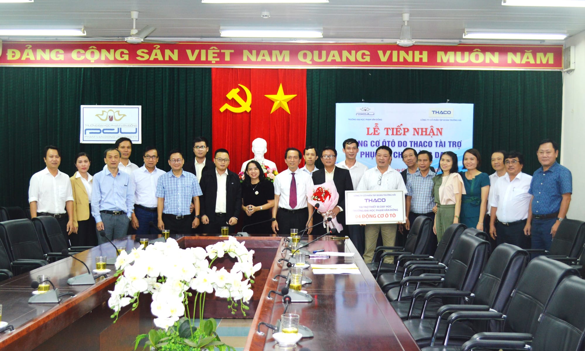 Lễ trao tặng động cơ ô tô cho Trường Phạm Văn Đồng-1