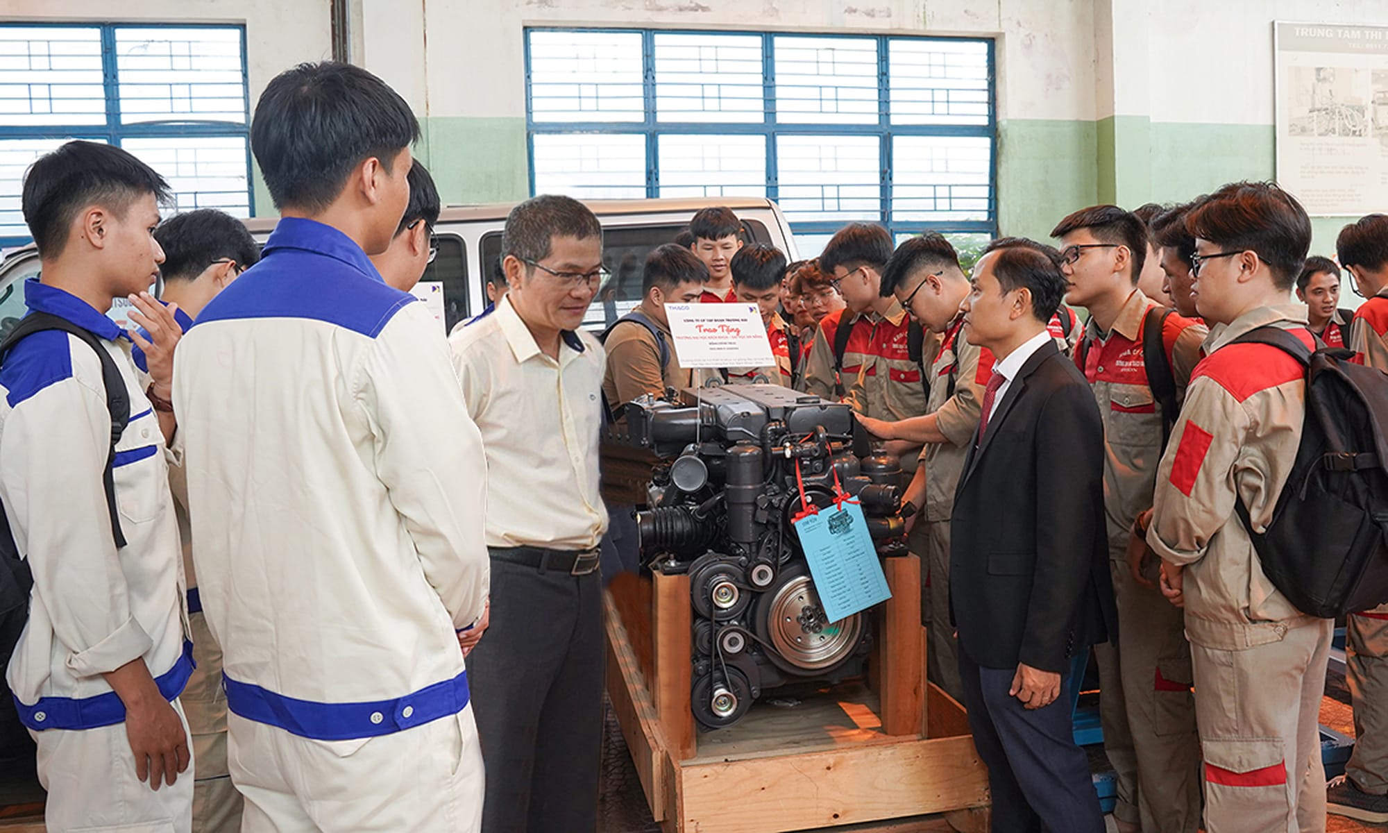 Đại diện Lãnh đạo THACO giới thiệu động cơ cho Trường ĐH Bách khoa Đà Nẵng