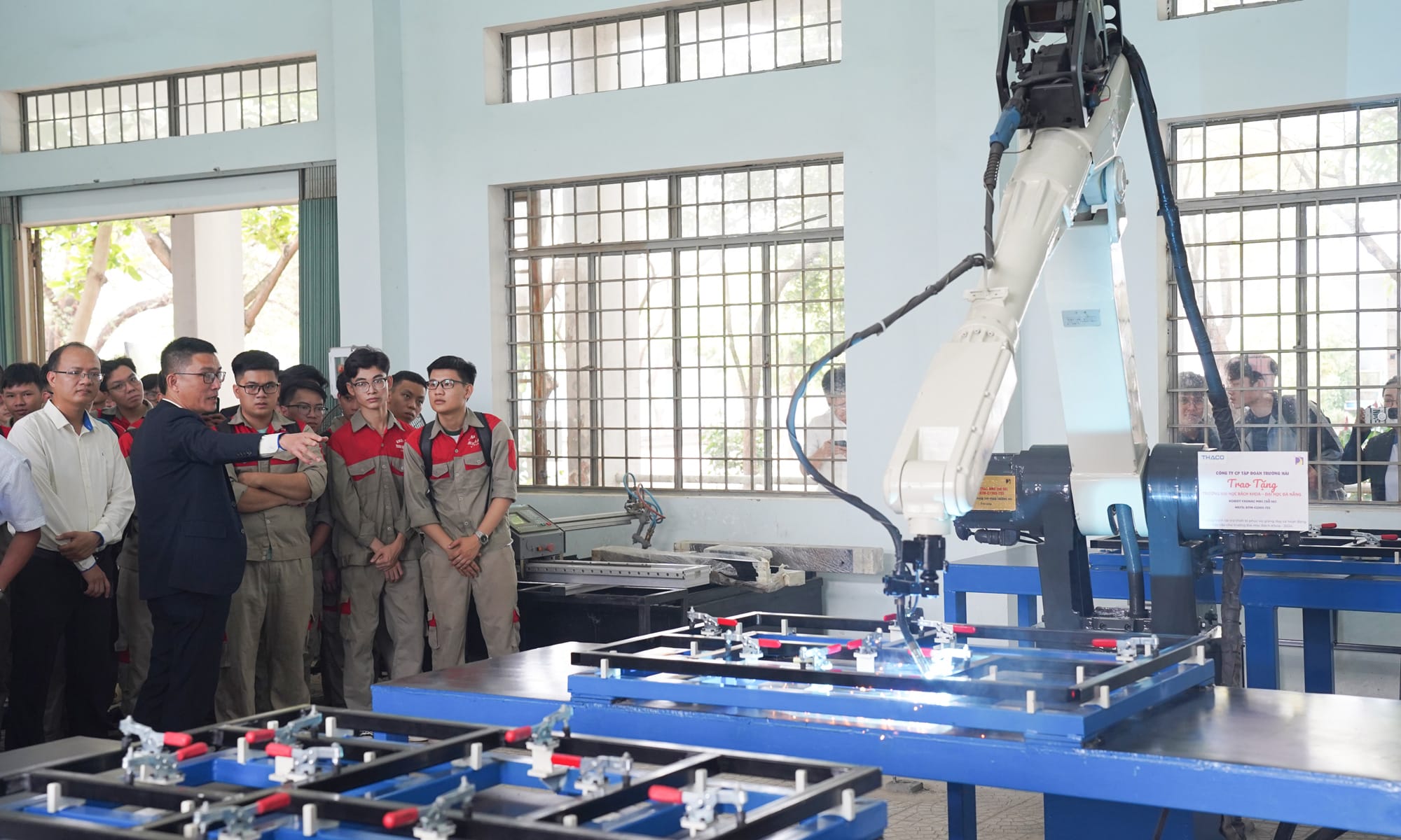 Đại diện Lãnh đạo THACO giải thích nguyên lý hoạt động robot hàn cho Trường ĐH Bách khoa Đà Nẵng