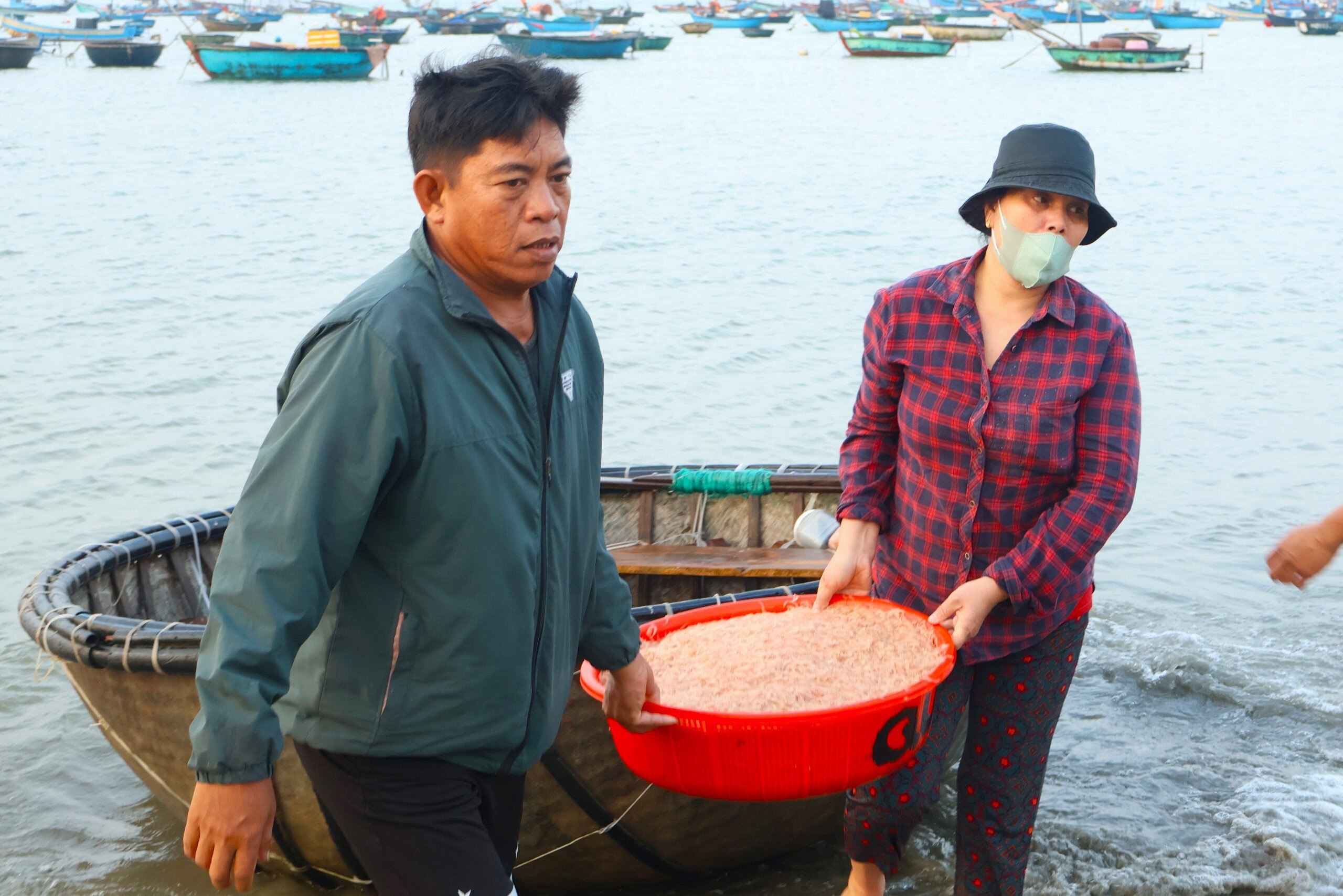 Khu chợ ven biển Đà Nẵng, chỉ bán độc nhất một loại hải sản- Ảnh 4.