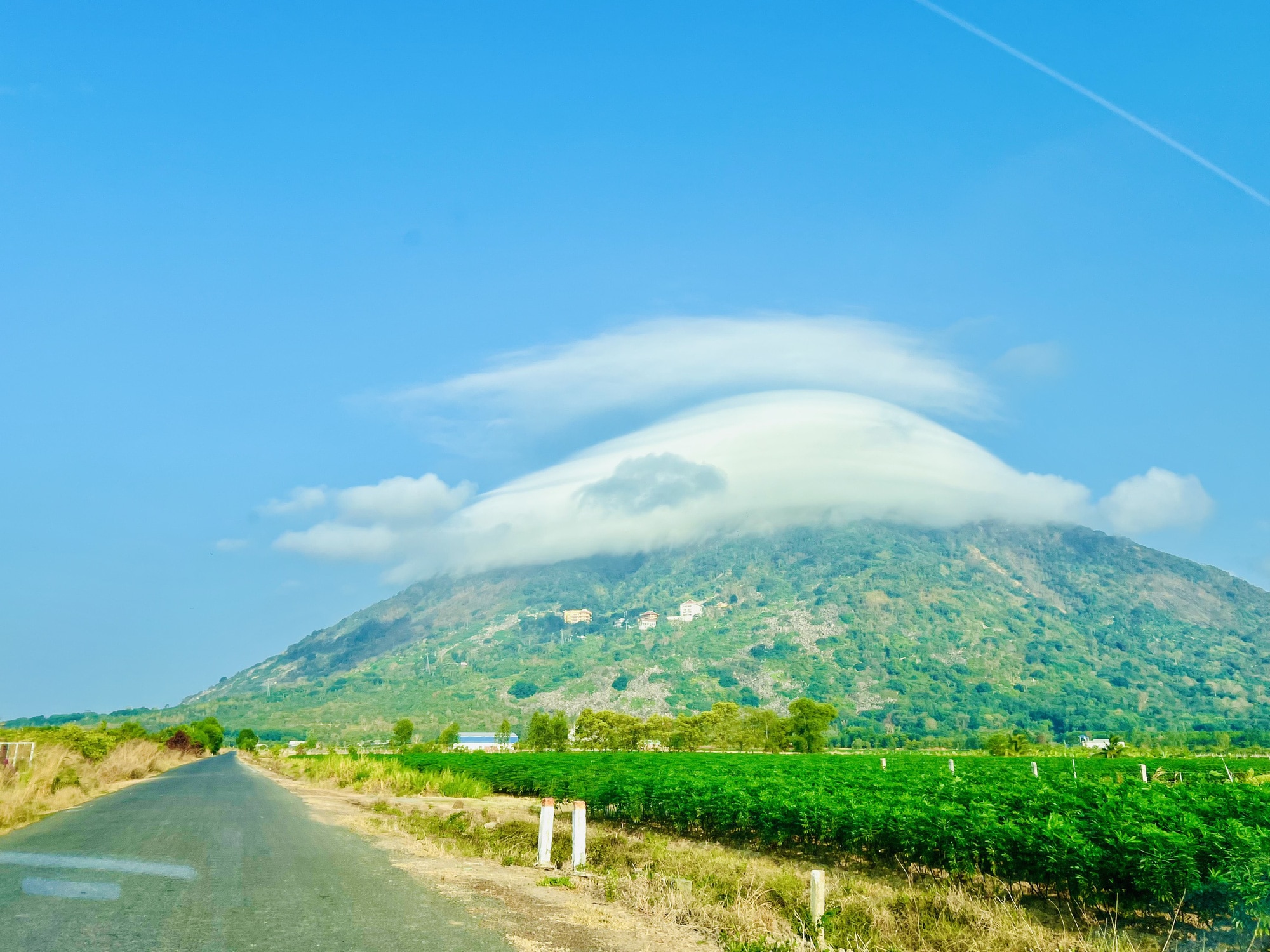 Mũ mây trên núi Bà Đen nhìn từ huyện Dương Minh Châu