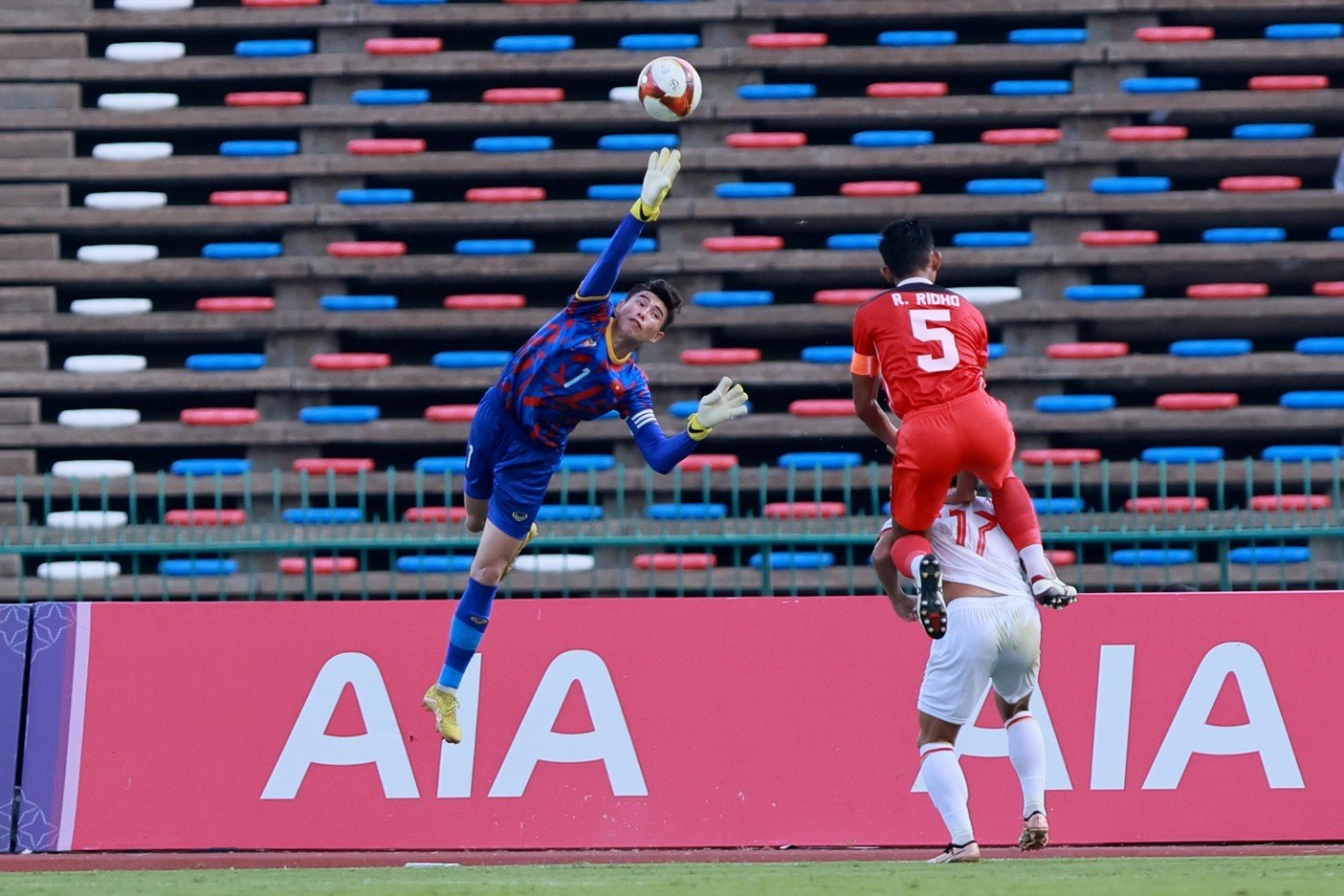 Quan Văn Chuẩn phá bóng trong trận bán kết SEA Games 32 với U.22 Indonesia Quan Văn Chuẩn phá bóng trong trận bán kết SEA Games 32 với U.22 Indonesia