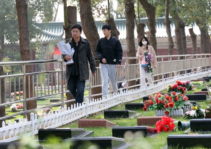 Người dân tảo mộ trước thềm tiết Thanh Minh ở Giang Tô, ngày 16/3. Ảnh: AFP