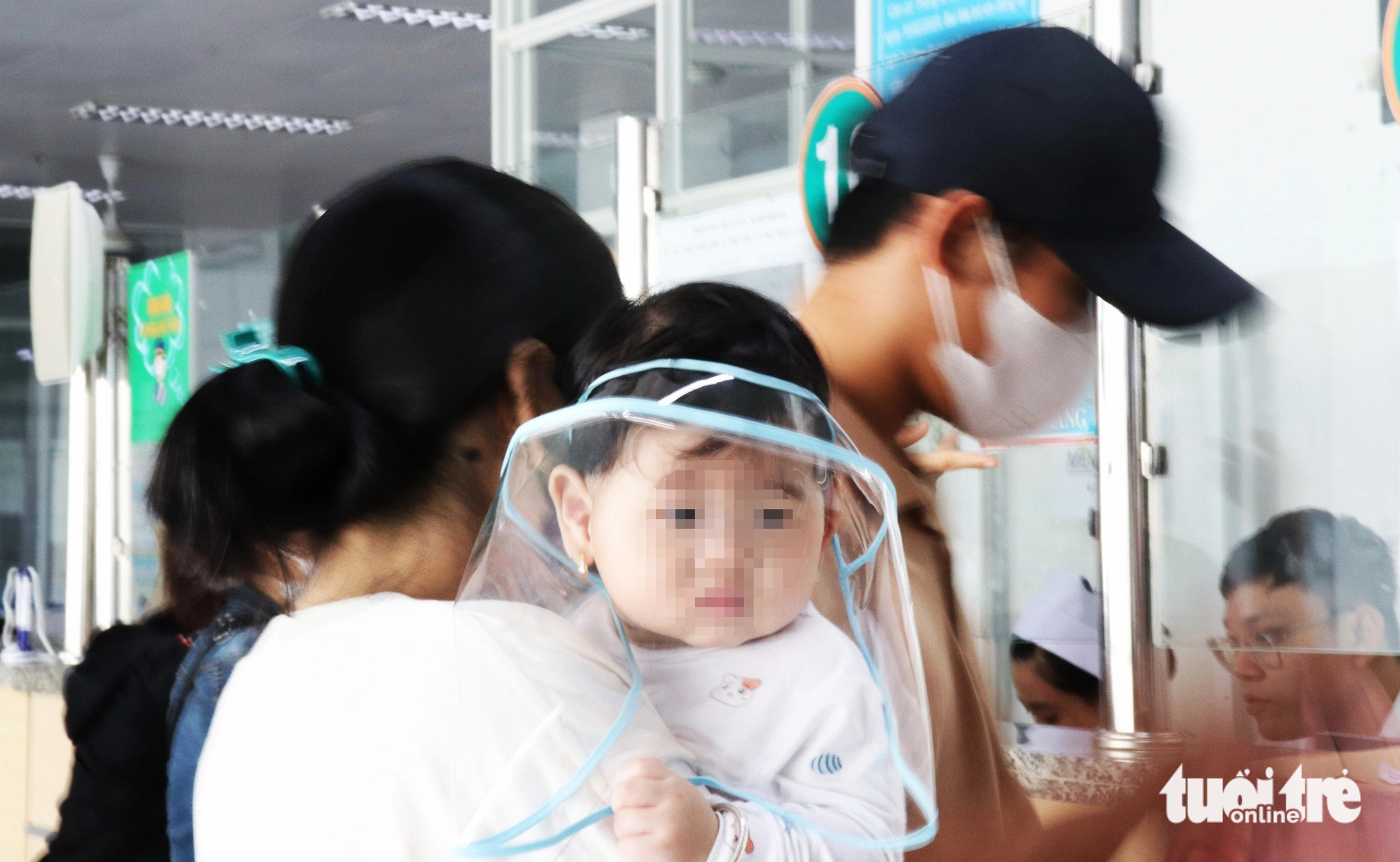 Trẻ bệnh hô hấp, rối loạn tiêu hóa vì nắng nóng tăng- Ảnh 2. Trong các bệnh lý trẻ đến khám tại Bệnh viện Nhi đồng 2 vào những ngày nắng nóng vừa qua, bệnh hô hấp chiếm nhiều nhất - Ảnh: XUÂN MAI