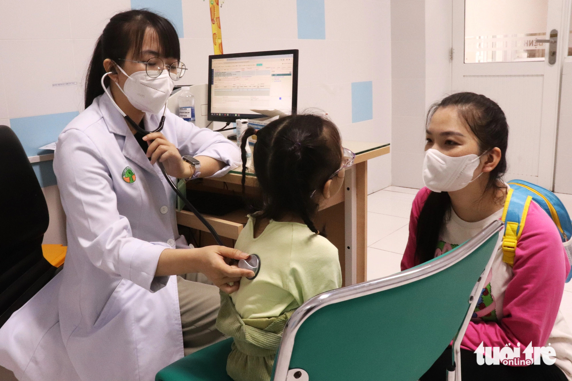 Trẻ bệnh hô hấp, rối loạn tiêu hóa vì nắng nóng tăng- Ảnh 3. Một bệnh nhi có triệu chứng ho nhiều, khó thở được mẹ đưa đến Bệnh viện Nhi đồng 2 khám bệnh. Bác sĩ chỉ định trẻ cần làm thêm các xét nghiệm, chụp X-quang... để tìm nguyên nhân gây bệnh - Ảnh: XUÂN MAI
