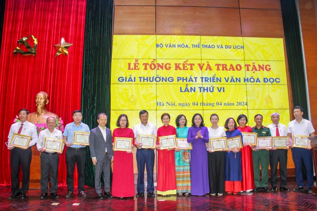 Vinh danh 30 tấm gương tiêu biểu trong phát triển văn hóa đọc - Ảnh 3. Vinh danh 30 tấm gương tiêu biểu trong phát triển văn hóa đọc - Ảnh 3.