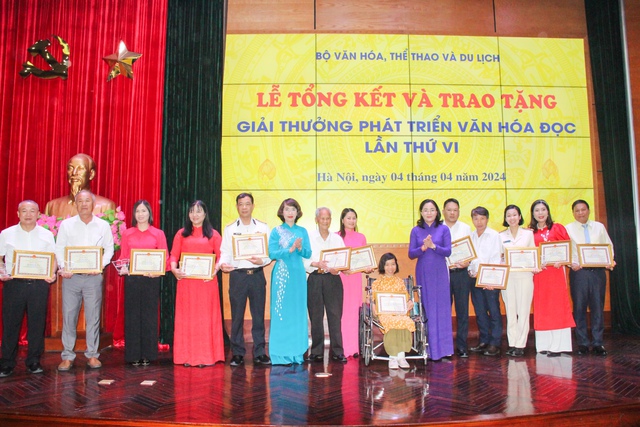 Vinh danh 30 tấm gương tiêu biểu trong phát triển văn hóa đọc - Ảnh 4. Vinh danh 30 tấm gương tiêu biểu trong phát triển văn hóa đọc - Ảnh 4.