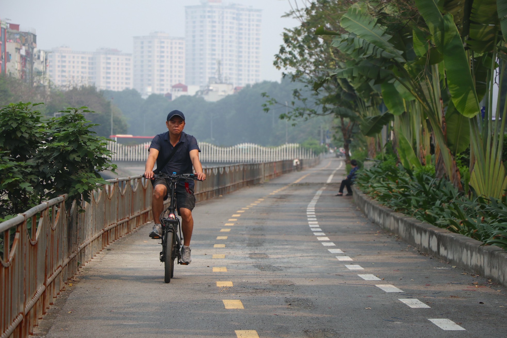 Tháo rào chắn, xe máy 'chen chân' vào tuyến đường dành riêng cho xe đạp ven sông Tô Lịch ảnh 2
