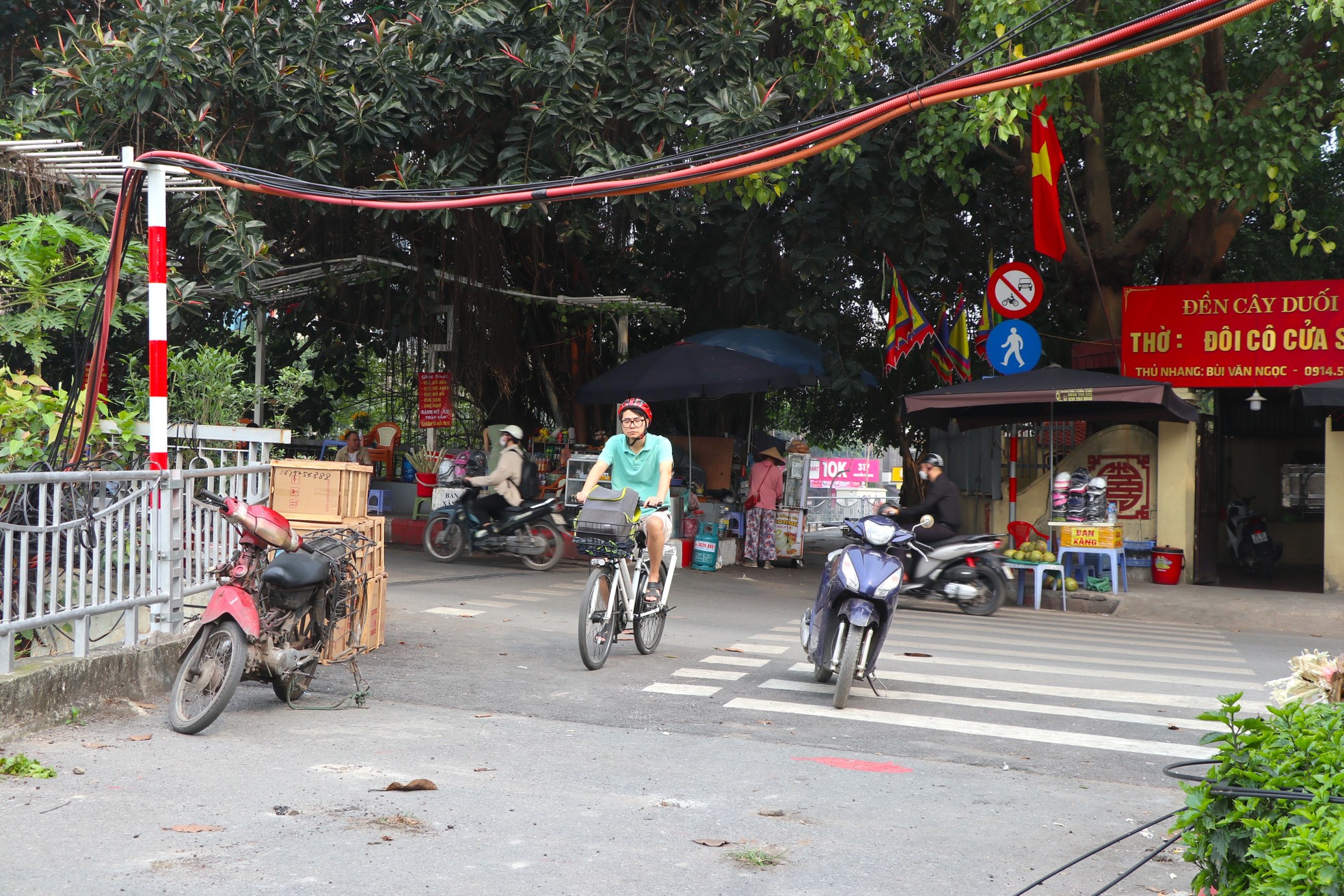 Tháo rào chắn, xe máy 'chen chân' vào tuyến đường dành riêng cho xe đạp ven sông Tô Lịch ảnh 3