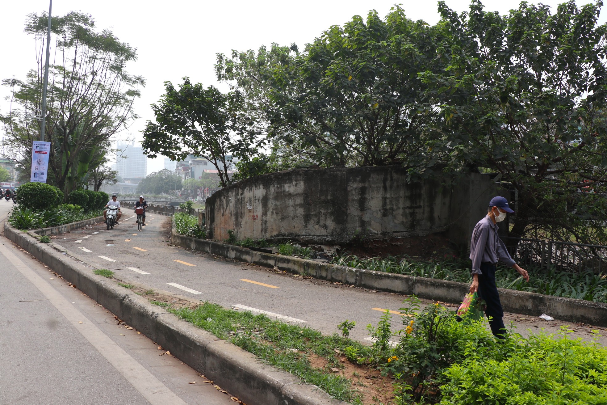 Tháo rào chắn, xe máy 'chen chân' vào tuyến đường dành riêng cho xe đạp ven sông Tô Lịch ảnh 4