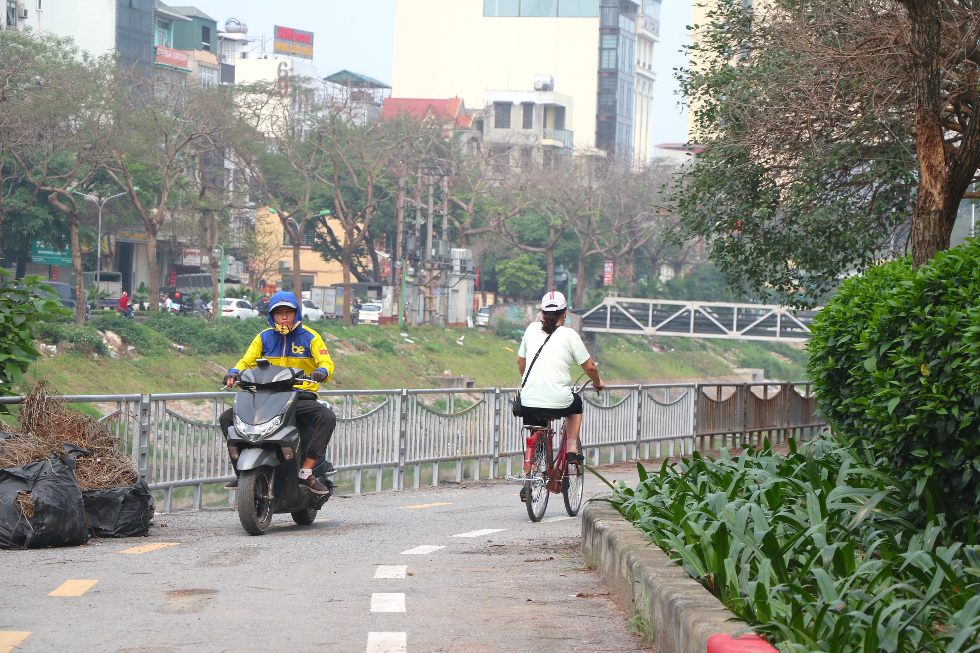 Tháo rào chắn, xe máy 'chen chân' vào tuyến đường dành riêng cho xe đạp ven sông Tô Lịch ảnh 5