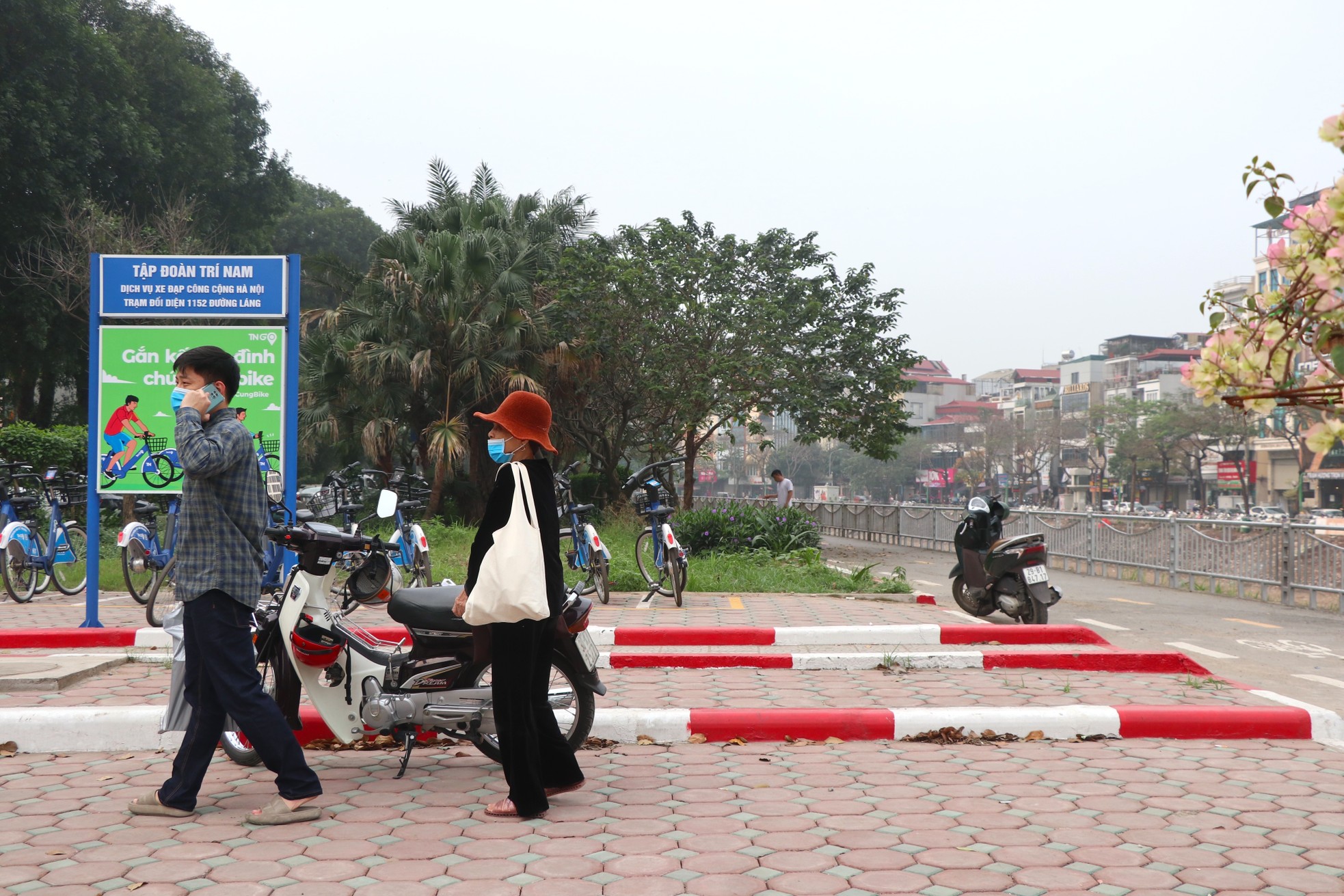 Tháo rào chắn, xe máy 'chen chân' vào tuyến đường dành riêng cho xe đạp ven sông Tô Lịch ảnh 7