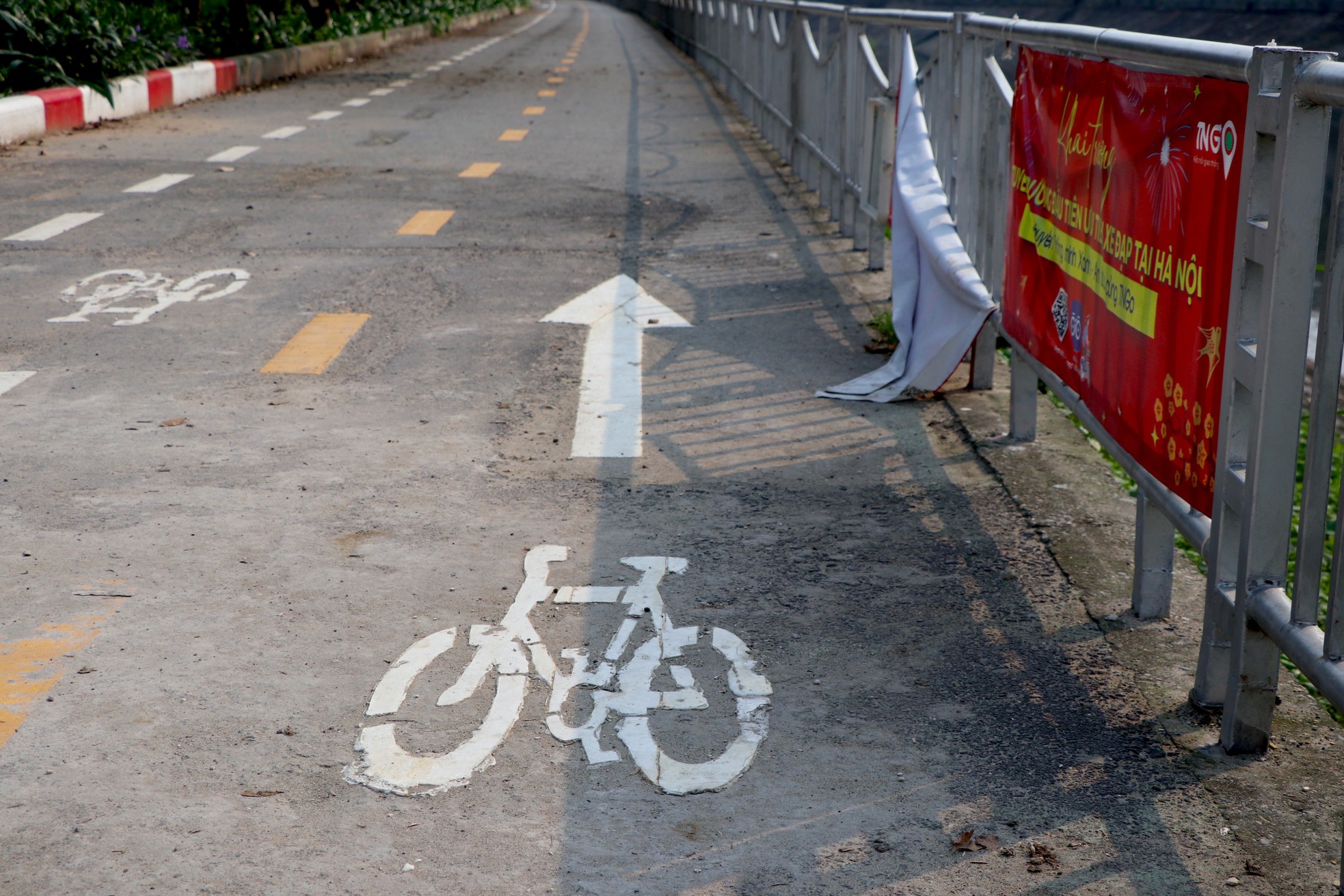 Tháo rào chắn, xe máy 'chen chân' vào tuyến đường dành riêng cho xe đạp ven sông Tô Lịch ảnh 11