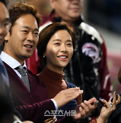 Hwang Jung Eum (phải) xuất hiện cùng chồng - Ảnh: Sports Seoul Hwang Jung Eum trong lần xuất hiện cùng chồng - Ảnh: Sports Seoul