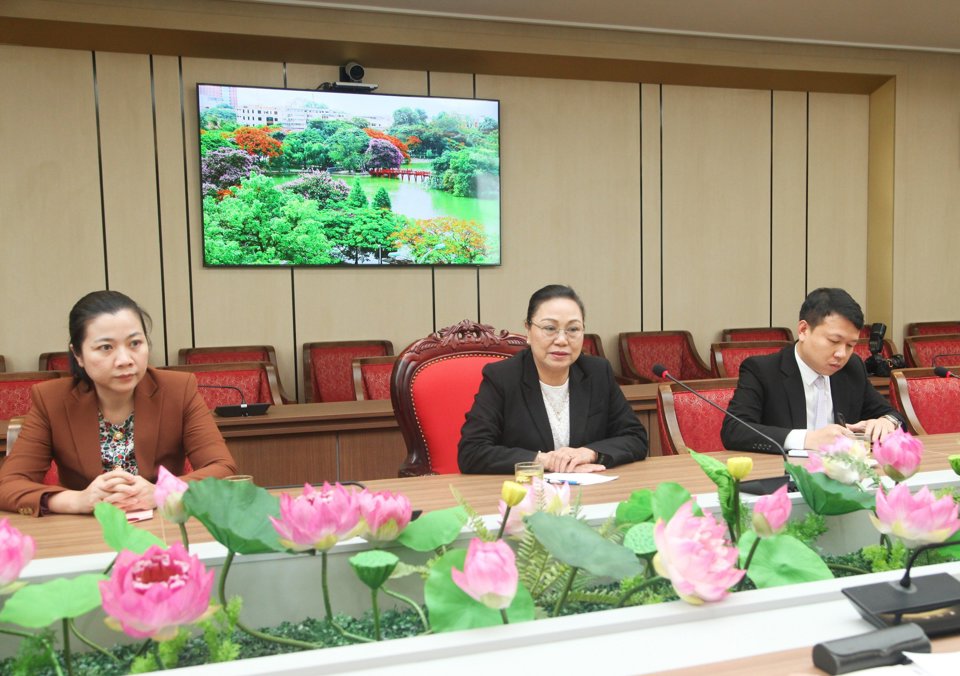 Bà Khamphao Ernthavanh - tân Đại sứ Đặc mệnh toàn quyền nước Cộng hòa Dân chủ Nhân dân Lào phát biểu tại buổi tiếp.