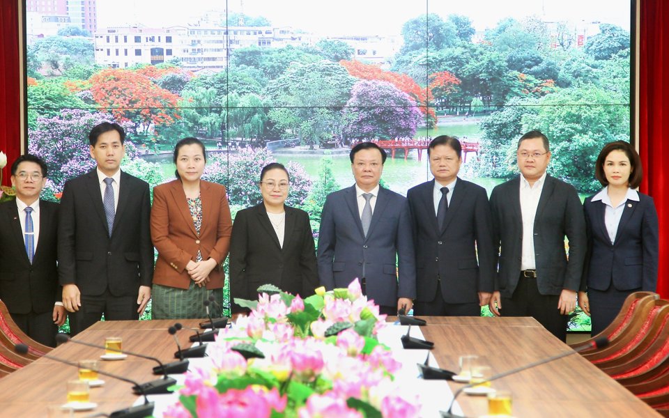 Bí thư Thành ủy Hà Nội Đinh Tiến Dũng chụp ảnh lưu niệm cùng bà Khamphao Ernthavanh.